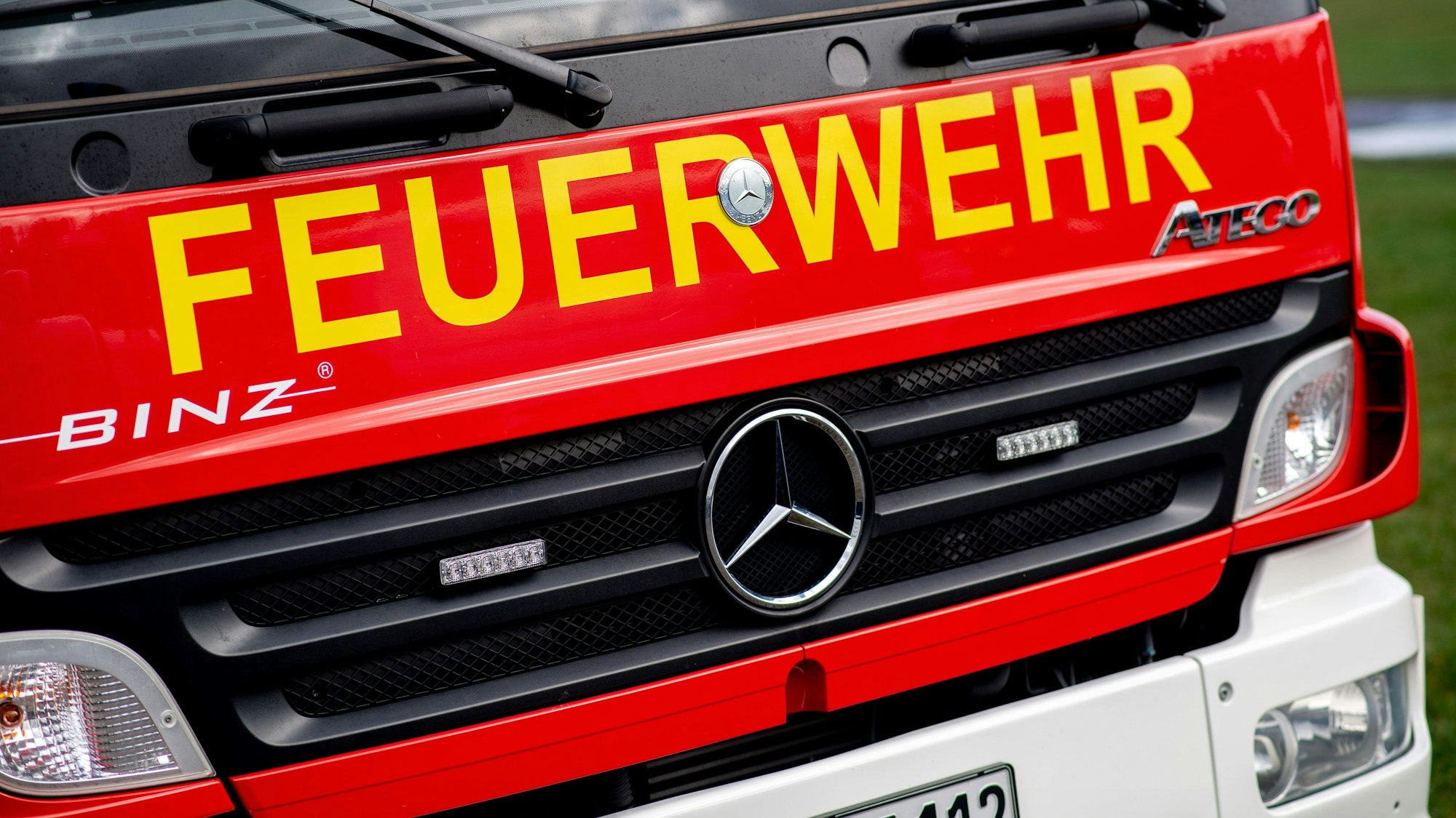 Ein Einsatzfahrzeug der Feuerwehr steht im Rahmen einer Übung auf einem Parkplatz.