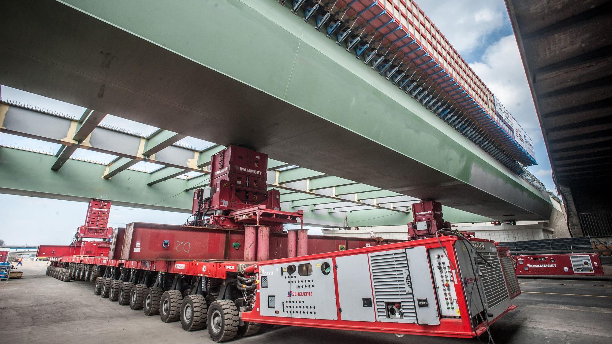 Sonntagmittag wurde das Stahlteil der neuen Leverkusener Brücke eingesetzt. Foto: Ralf Krieger