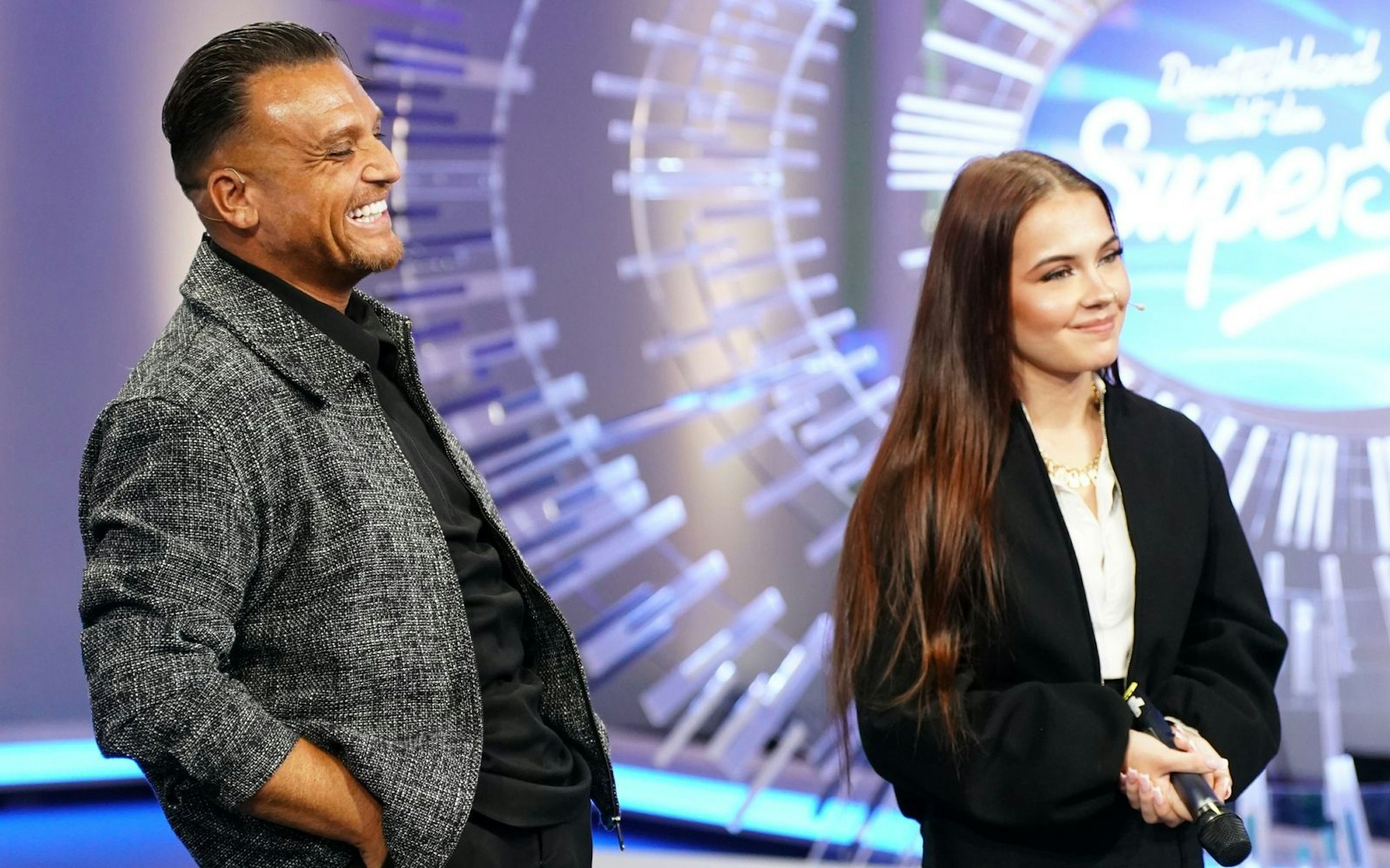 Menowin ließ sich zur Rpckkehr zu DSDS bewegen - und wurde direkt in den Recall geschickt. Tochter Jiepen macht gute Miene zum seltsamen Spiel - und hatte ds Mitgefühl von Isi Glück. (Bild: RTL/Stefan Gregorowius)