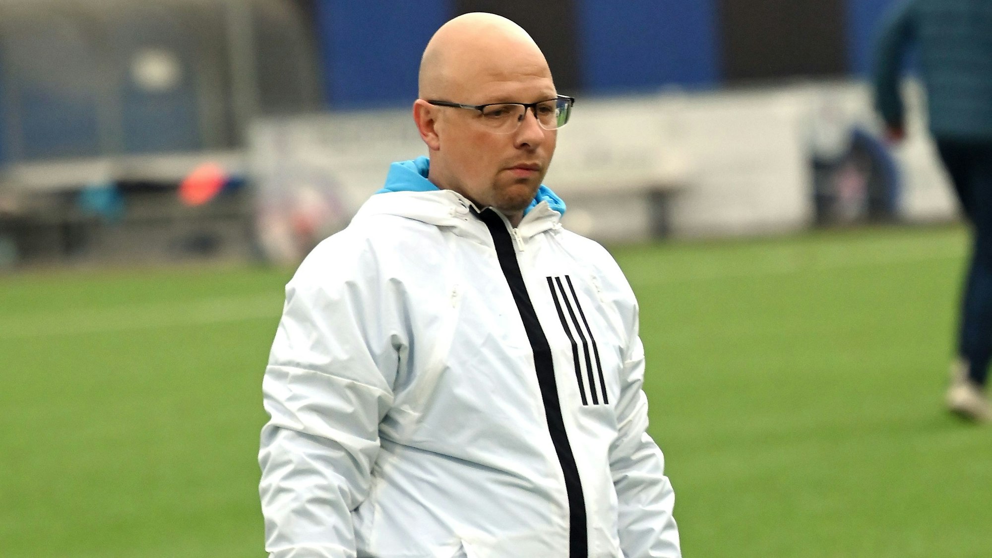 09.11.2025, Fussball-Bergfried Leverkusen-Brühl
TR: Stefan Müller (Leverkusen)
Foto: Uli Herhaus