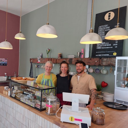Gastgeberin Sarah Jung mit Ehemann und Barista Paul und Mutter Margarete Gross.