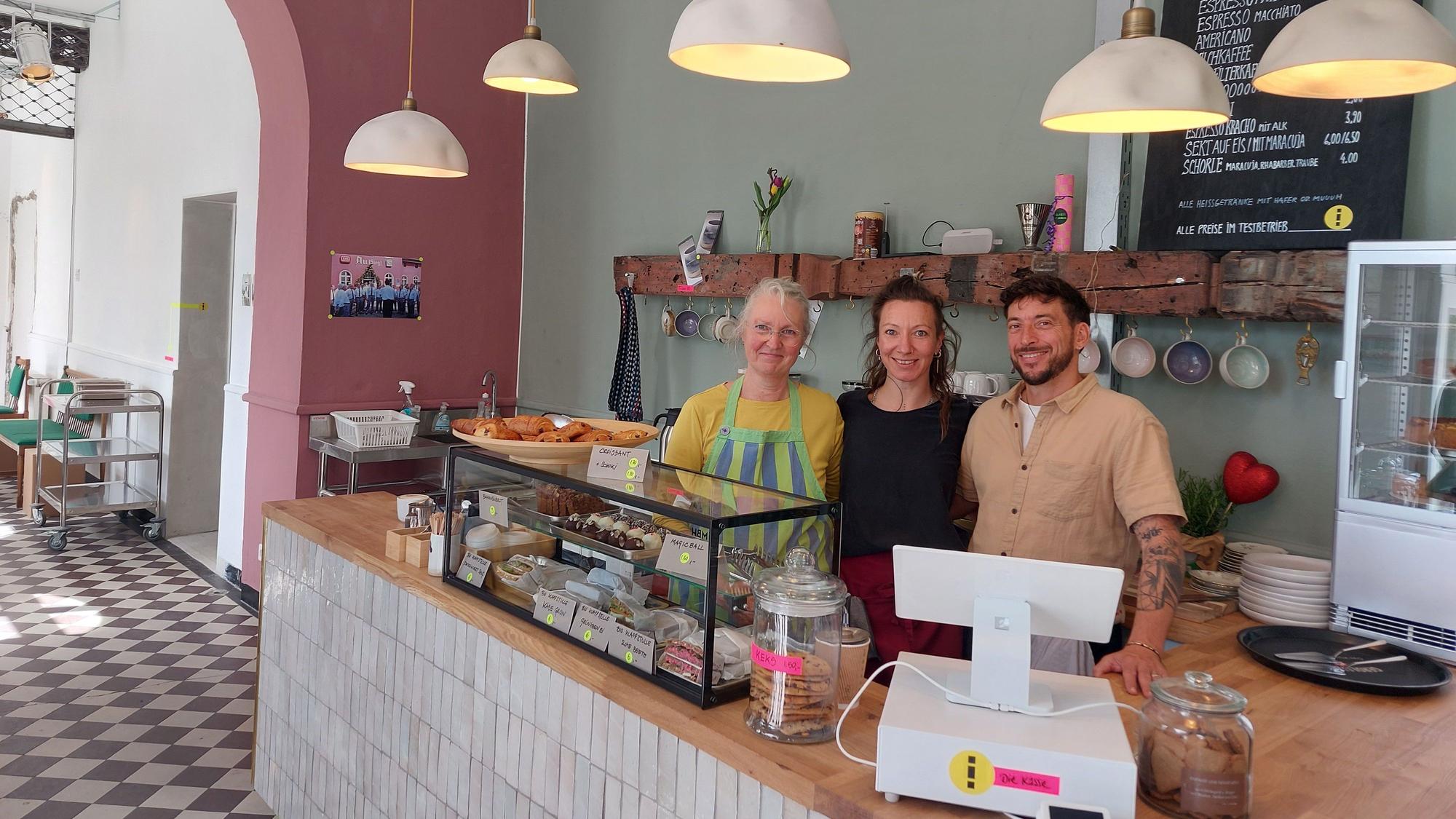Gastgeberin Sarah Jung mit Ehemann und Barista Paul und Mutter Margarete Gross.