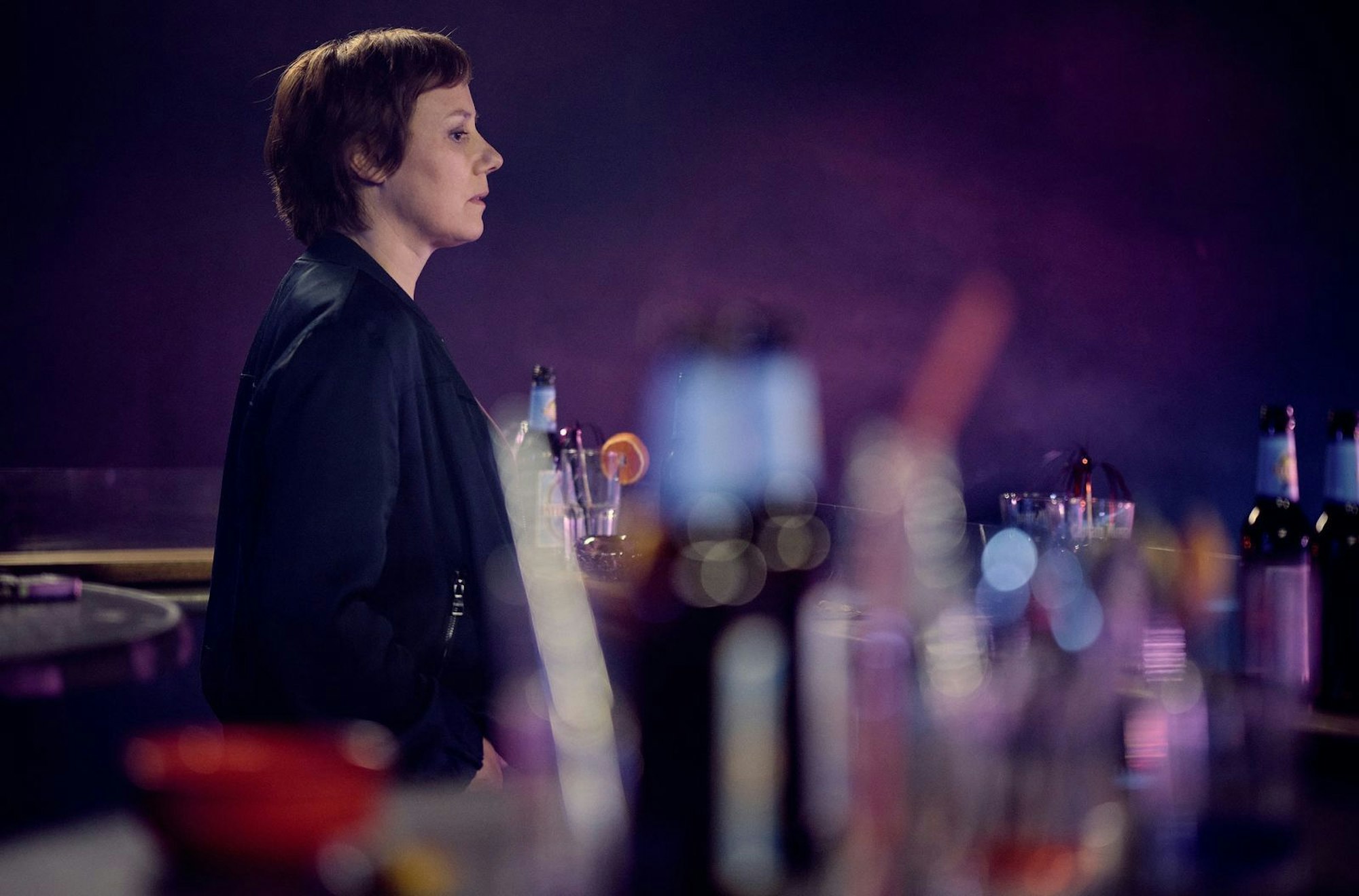 Was könnte in der Diskothek passiert sein, das zum Tode eines Rockers führte? Franziska Tobler (Eva Löbau) denkt nach ... (Bild: SWR/Benoît Linder)