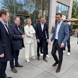 Ministerpräsident Hendrik Wüstist in Köln eingetroffen. Er wird unter anderem von (v.l.) Stephan Keller (OB Düsseldorf) und Torsten Burmester (OB Köln) begrüßt.
