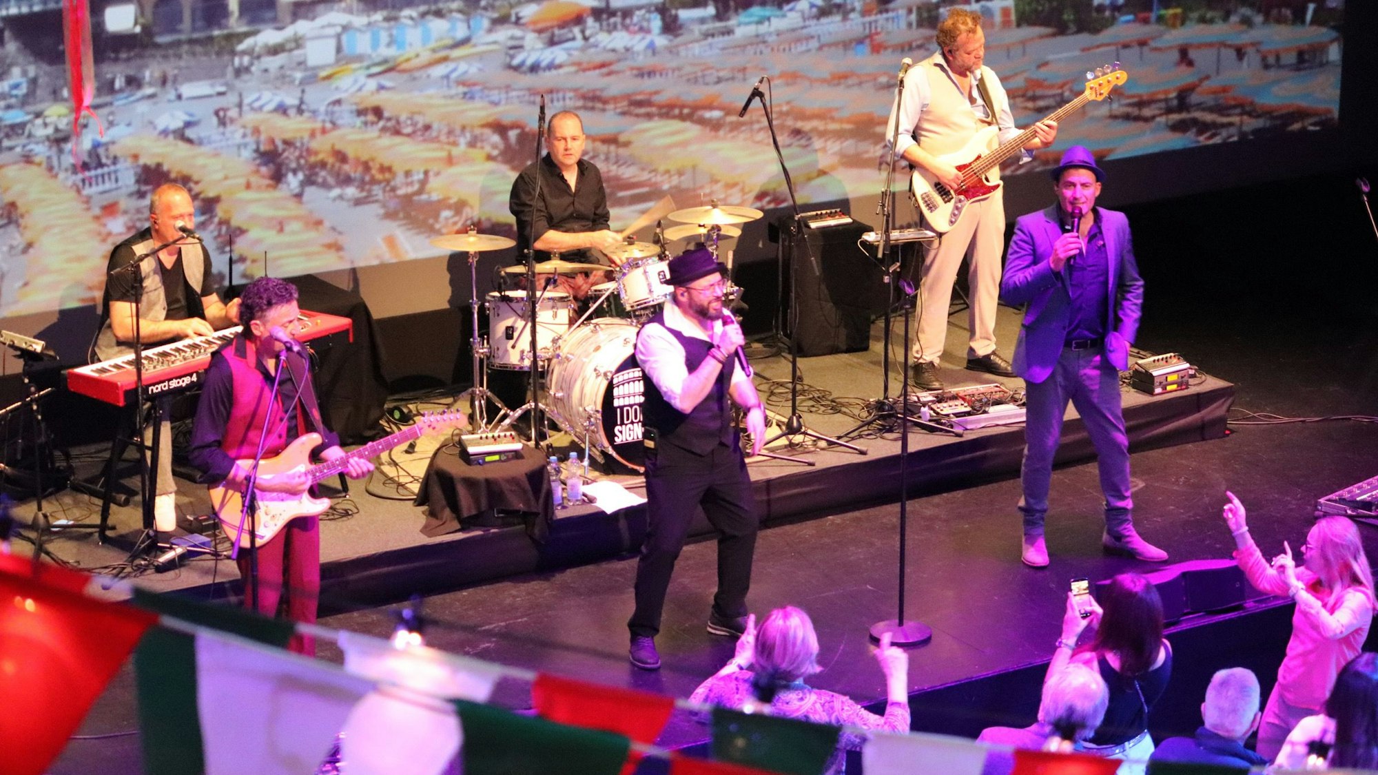 Die Band „I Dolci Signori“ sorgte mit italienischen Hits für die musikalische Unterhaltung beim Eröffnungsfest des Start-Festivals.