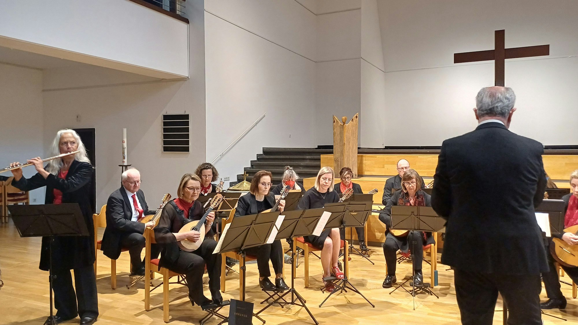 Veronika Fuchs (l.) begeisterte als Solistin an der Querflöte.