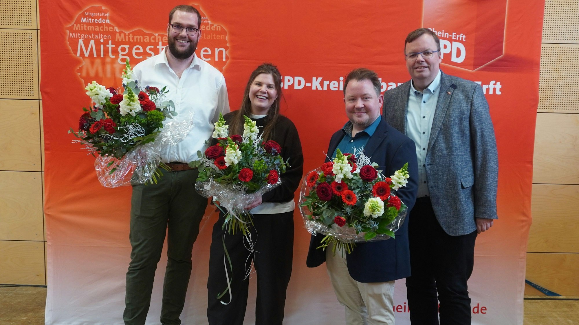 Die drei Kandidaten der SPD für die Landtagswahl 2027 freuen sich zusammen mit dem Kreisvorsitzenden Helge Herrwegen (r.) über das Votum der Delegierten: Jonas Boehnke, Marcella Venghaus und Andreas Nagel (von l.).