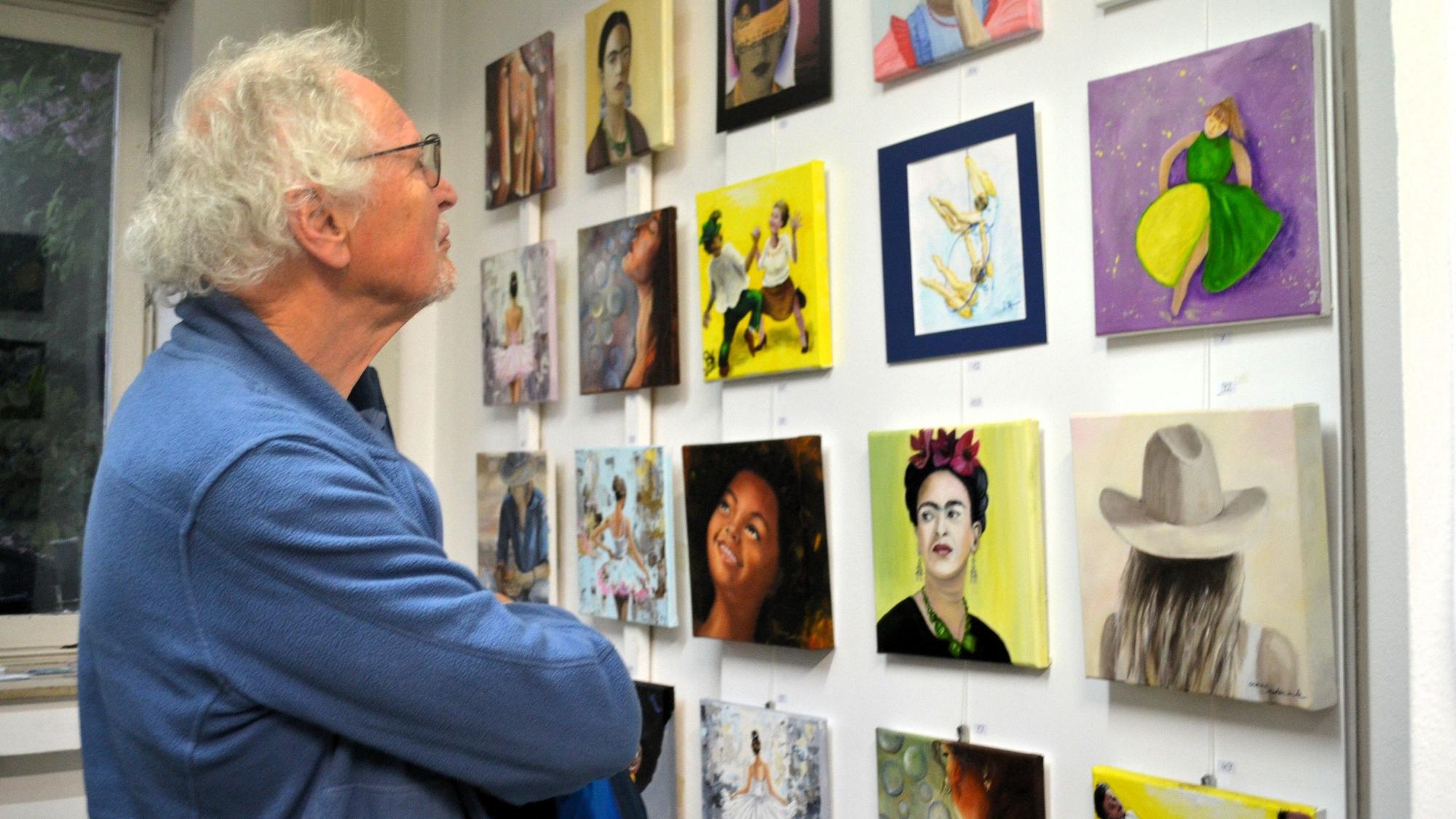 Ausstellung 30x30=100 in Hennef Die Vernisssage war stark besucht