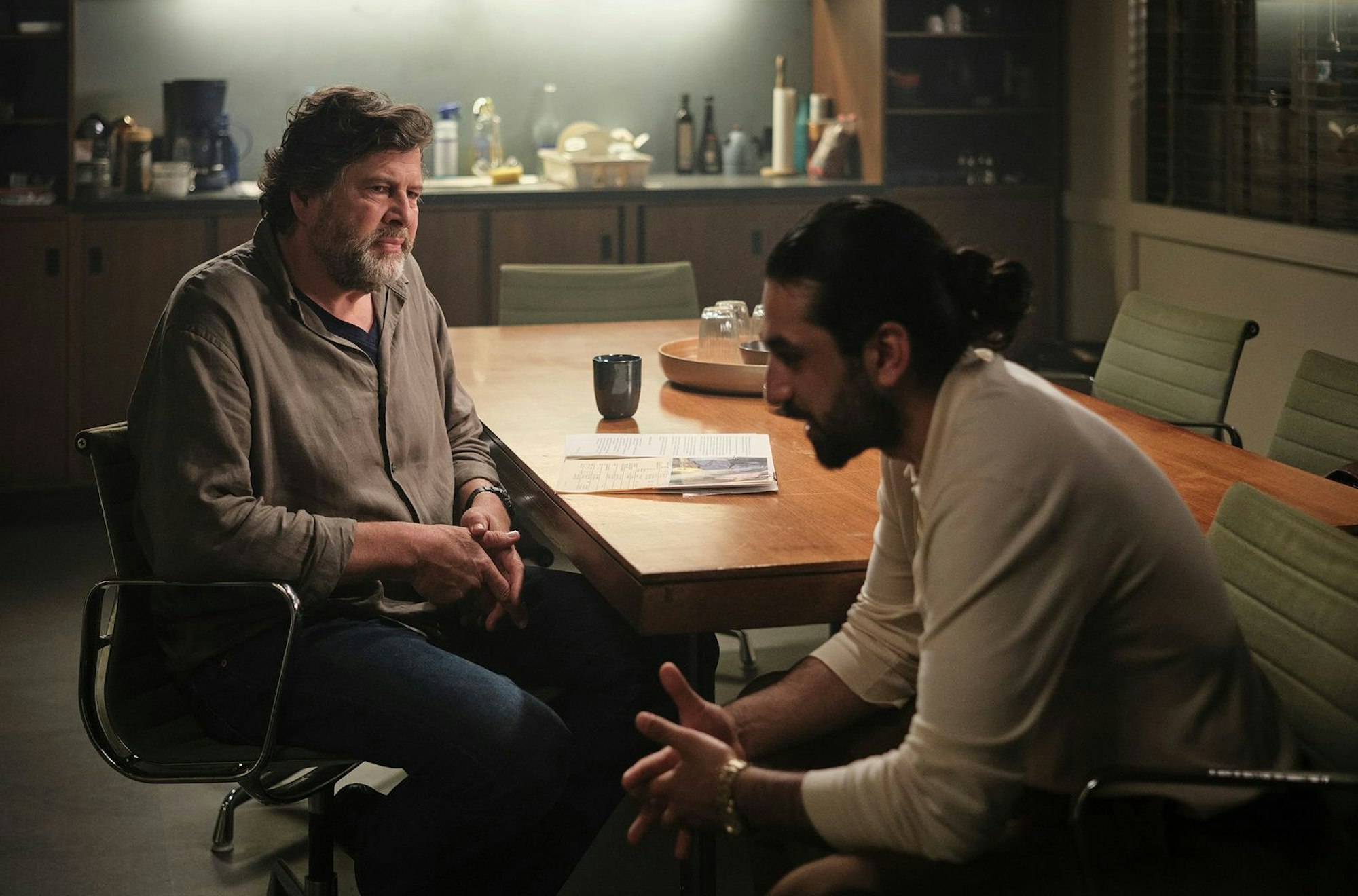 Ein toter Rocker liegt im Nebenraum einer Diskothek. Dringend tatverdächtig ist der Intensivtäter Ramin Taremi (Omid Memar, rechts), der aber alle Schuld von sich weist. Kommissar Berg (Hans-Jochen Wagner) verhört ihn und will die Wahrheit herausfinden. (Bild: SWR/Benoît Linder)