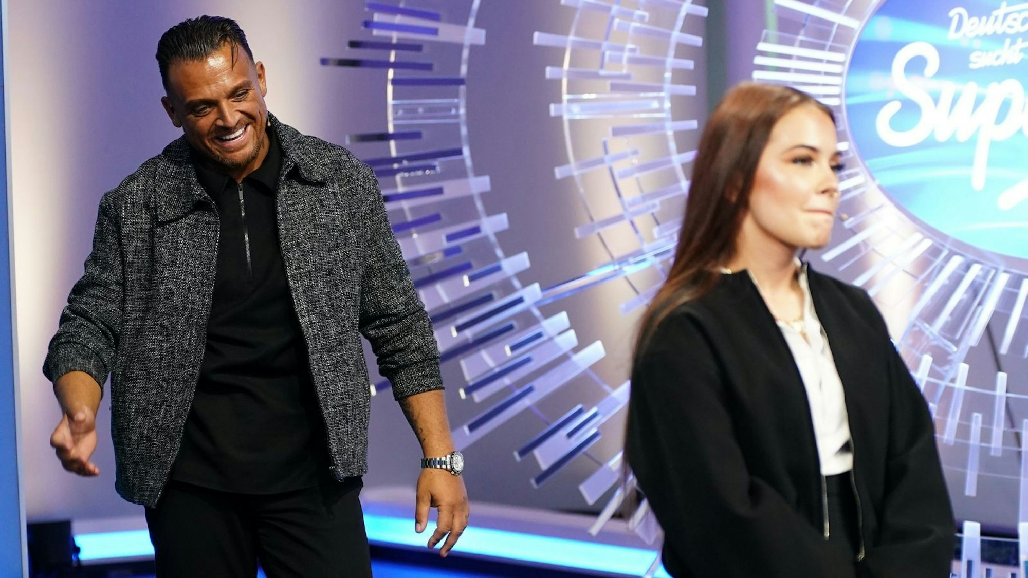 Nachdem Jiepen gesungen hatte und mit drei Nein-Stimmen ausgeschieden war, wurde ihr begleitender Vater hereingebeten: Menowin Fröhlich, Zweiter der siebten DSDS-Staffel. (Bild: RTL/Stefan Gregorowius)