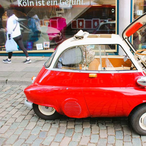 Ein roter BMW Isetta mit drei Rädern