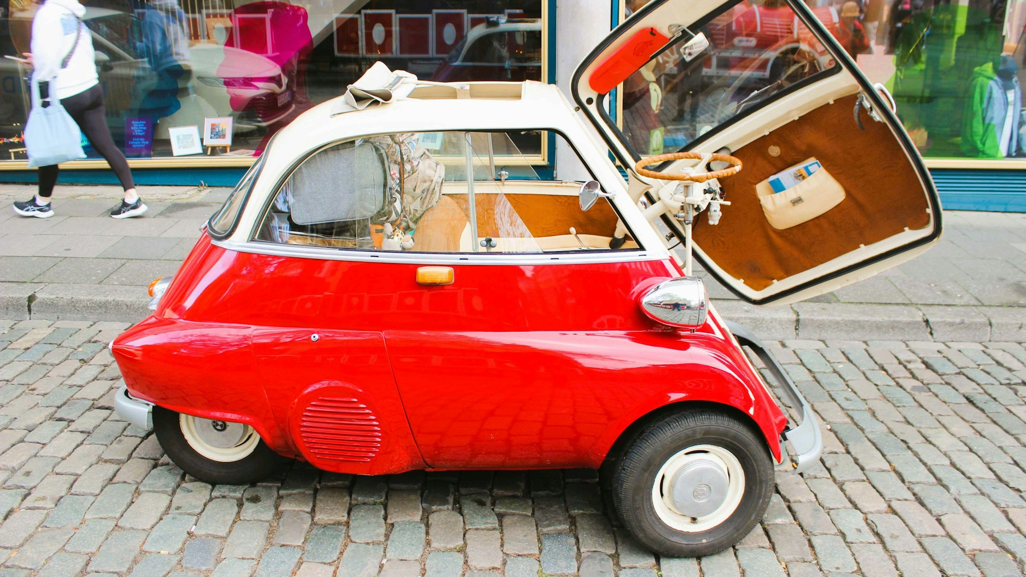 Ein roter BMW Isetta mit drei Rädern