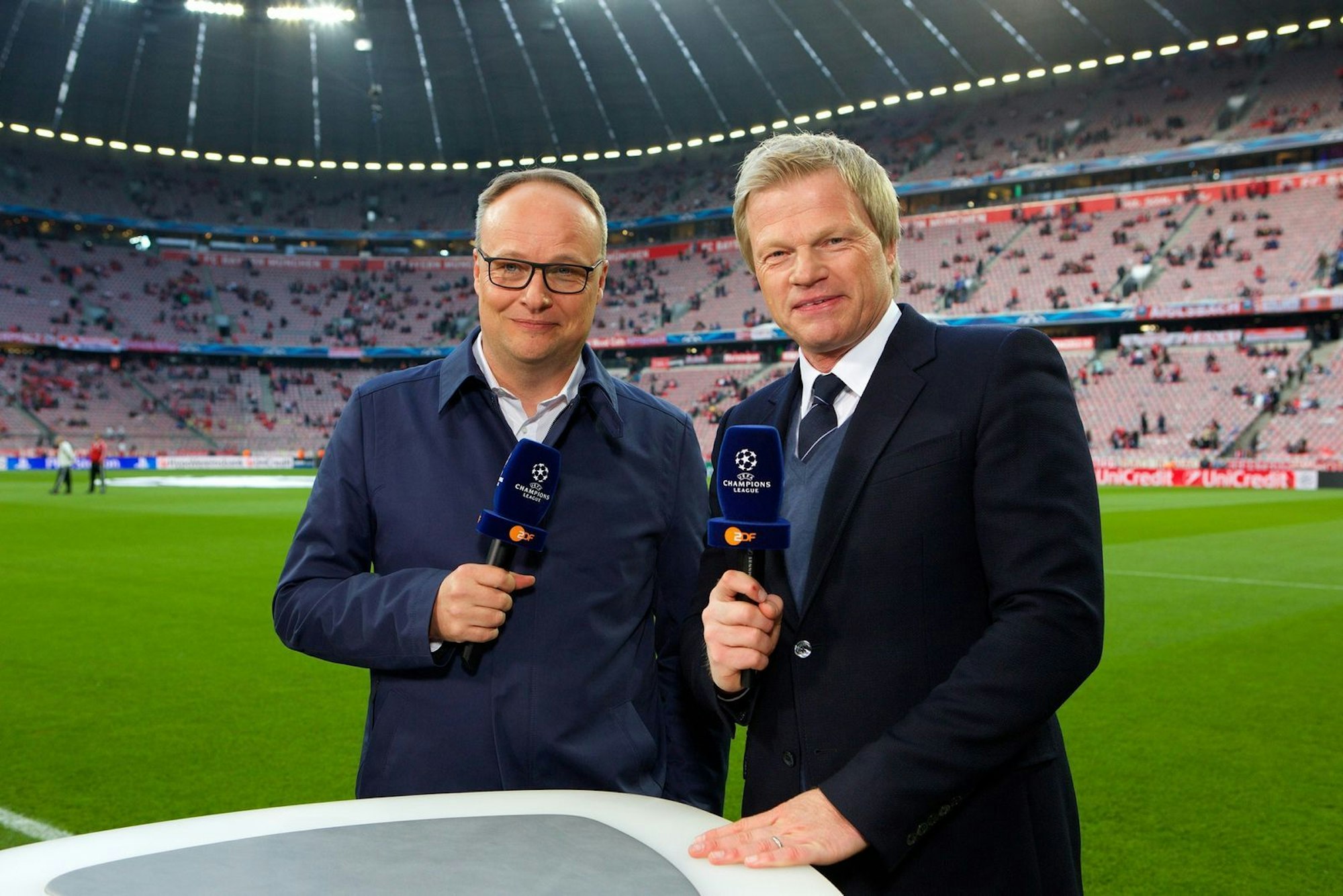 Jahrelang ein eingeschworenes Team bei ZDF-Fußballübertragungen: Moderator Oliver Welke (links) und Experte Oliver Kahn. (Bild: ZDF / Jens Hartmann)