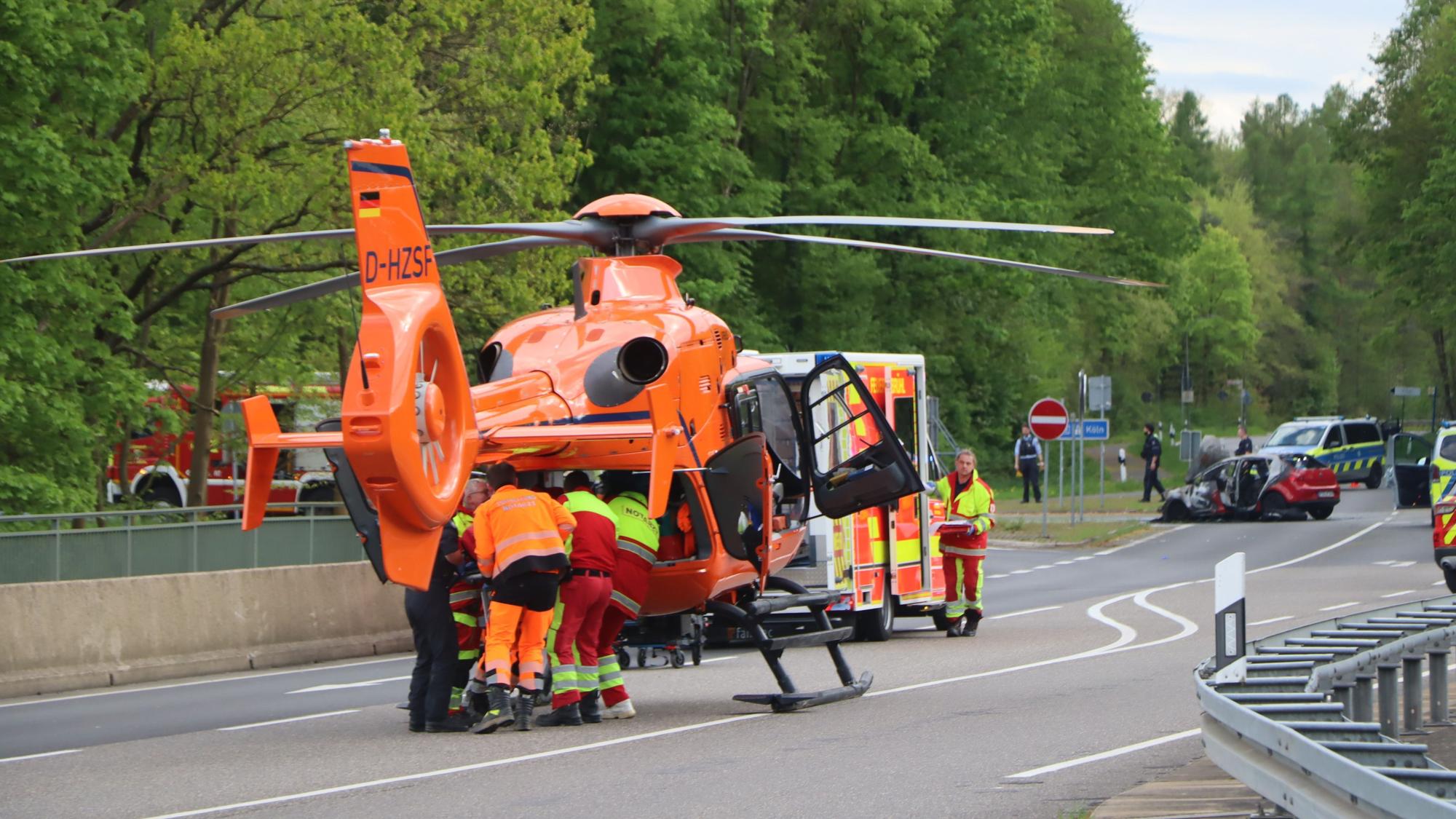 Das Bild zeigt den Hubschrauber und mehrere Rettungskräfte.