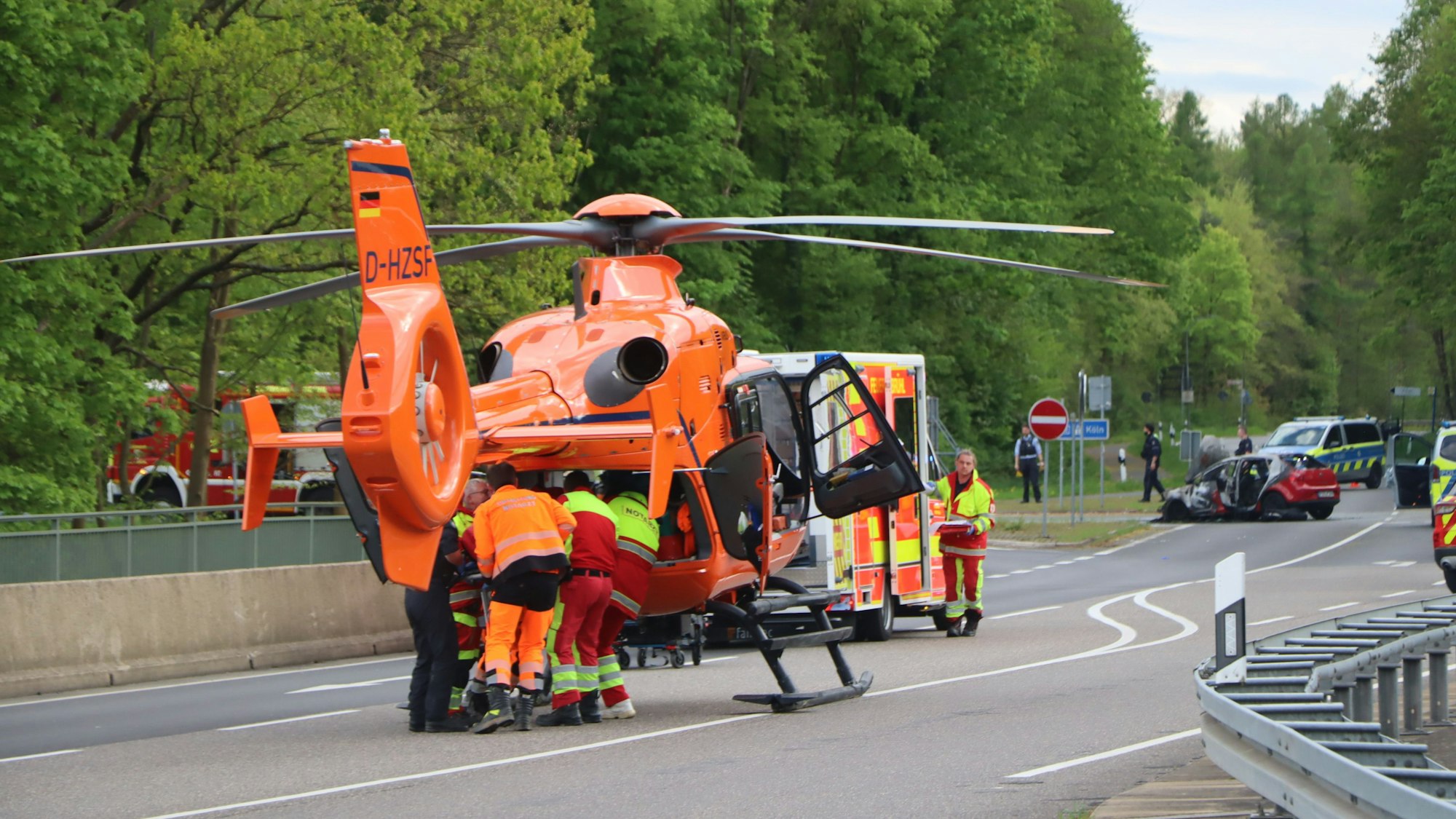 Das Bild zeigt den Hubschrauber und mehrere Rettungskräfte.