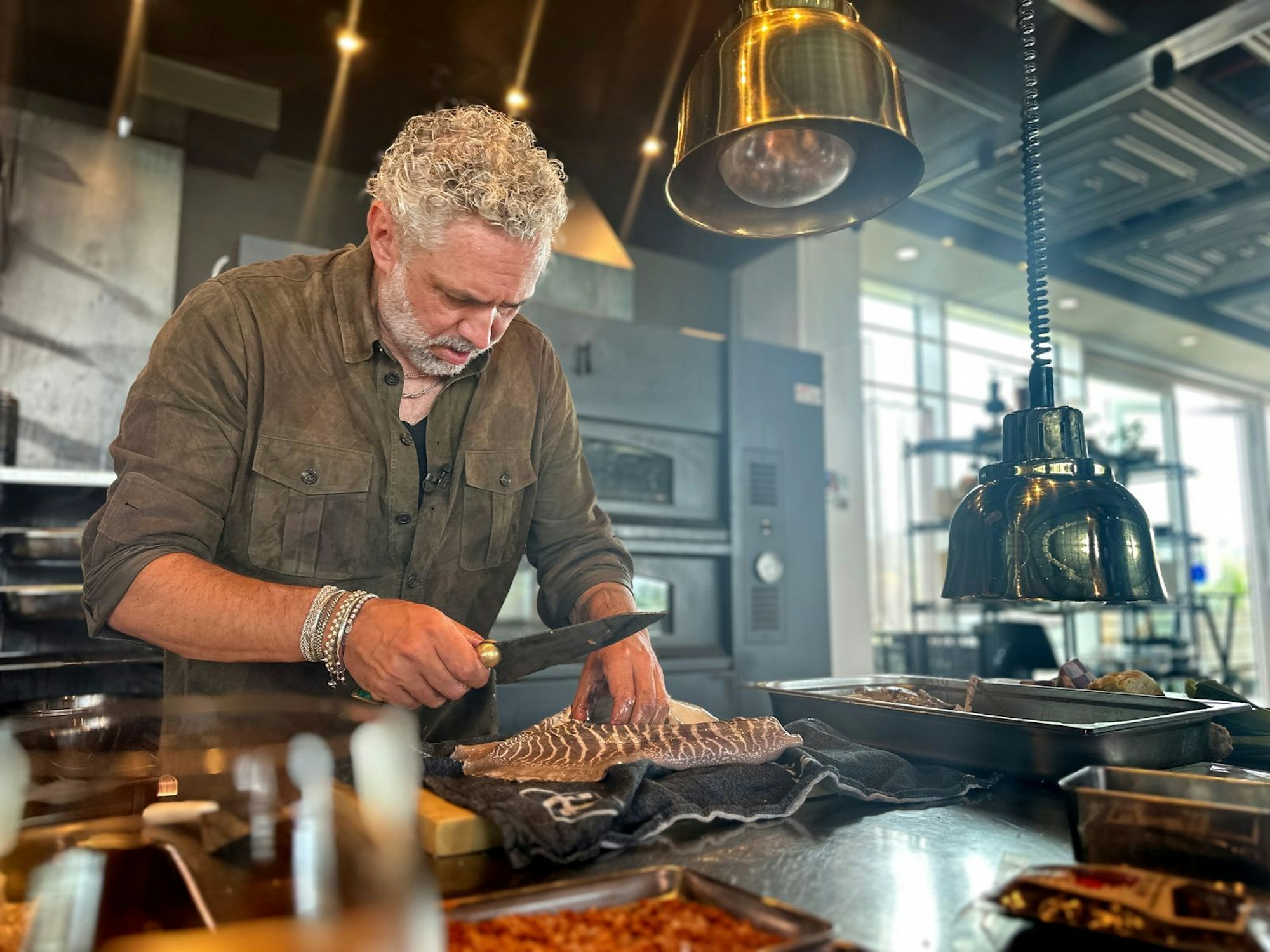 In Amsterdam wartet ein Sepia-Spitzkohl-Gochujang darauf, von Roland Trettl nachgekocht zu werden. (Bild: RTL / Endemol Shine / Jana Rüben)