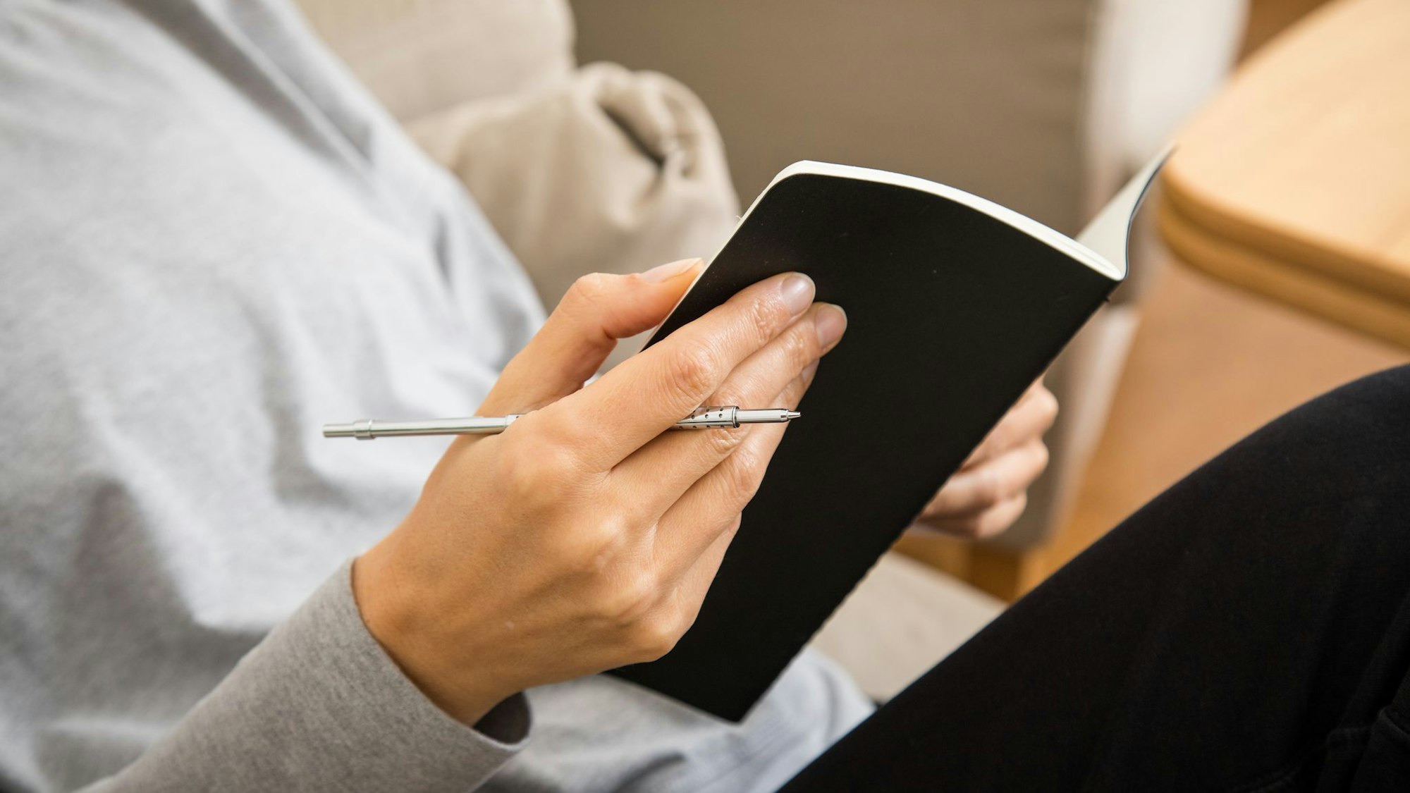 Eine Frau schreibt in ein Heft