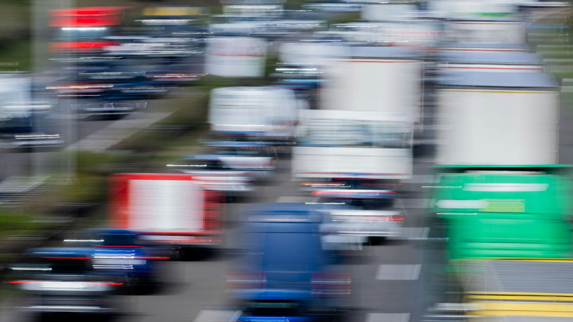 Bereits in den frühen Morgenstunden staute sich der Verkehr in Köln-Deutz.