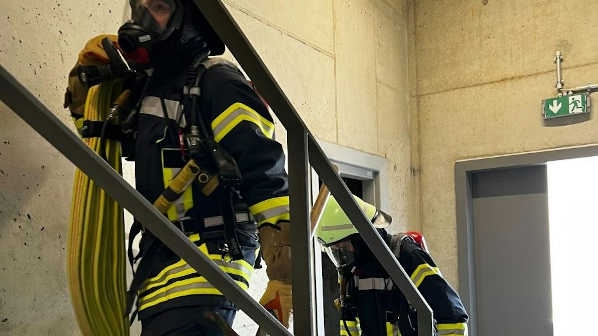 Einsatzkräfte der Feuerwehr in Leverkusen im Einsatz.