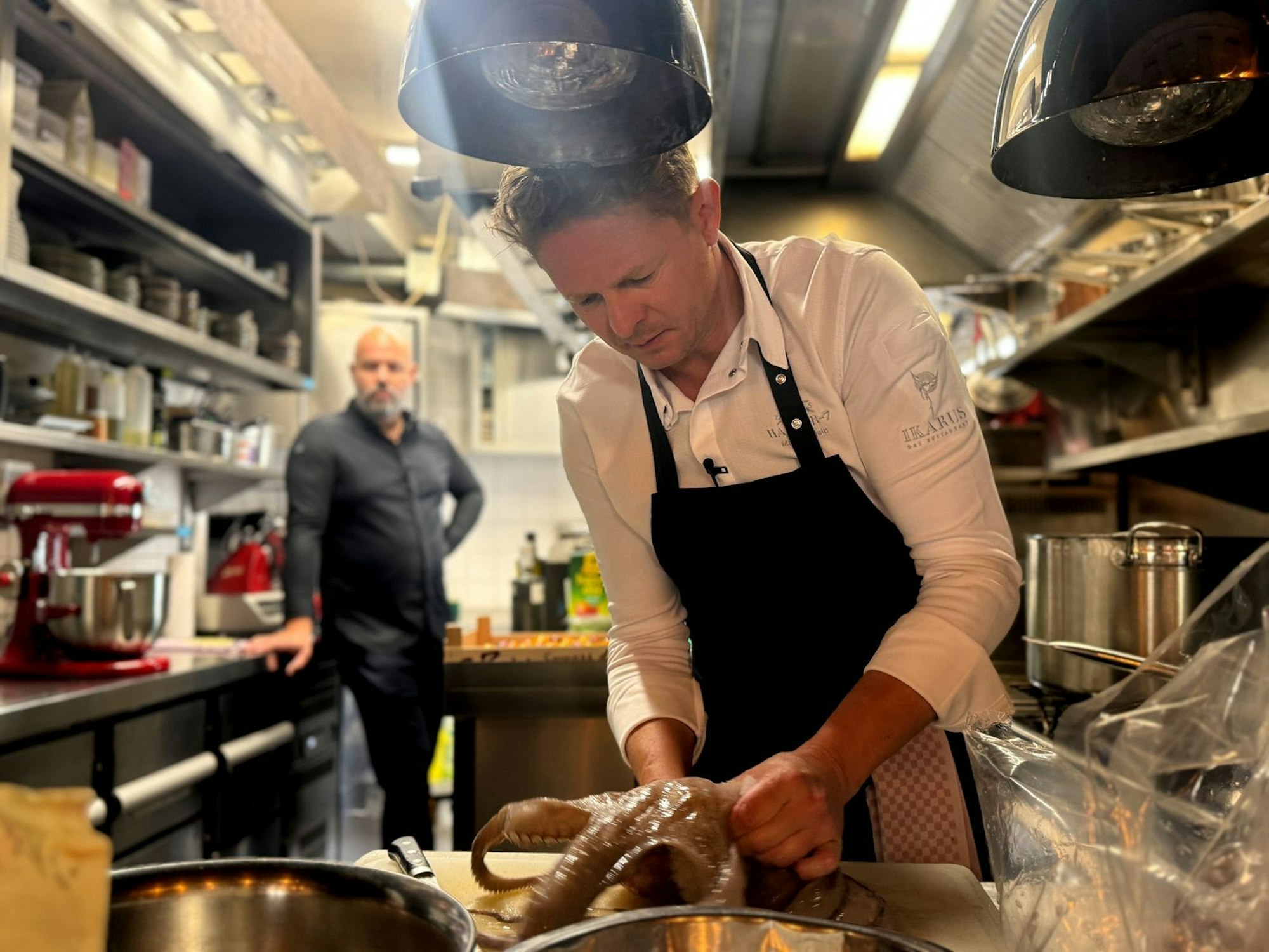 Konstantin Tzikas (l.) schaut Martin Klein beim Sezieren der Oktopusarme zu. (Bild: RTL / Endemol Shine / Alina Hildebrandt)