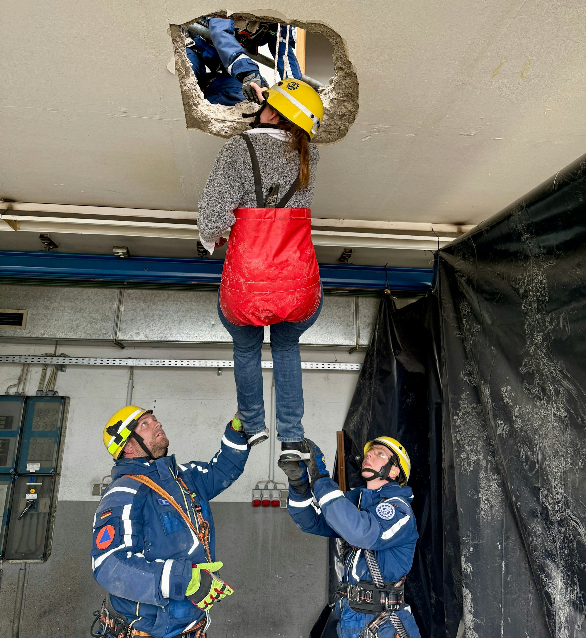 Üben unter extremen Bedingungen: In Marienheide werden Verletzte (Darsteller) von den Kräften des THW auch per Seilzug durch die Decke der beschädigten Räume gerettet.