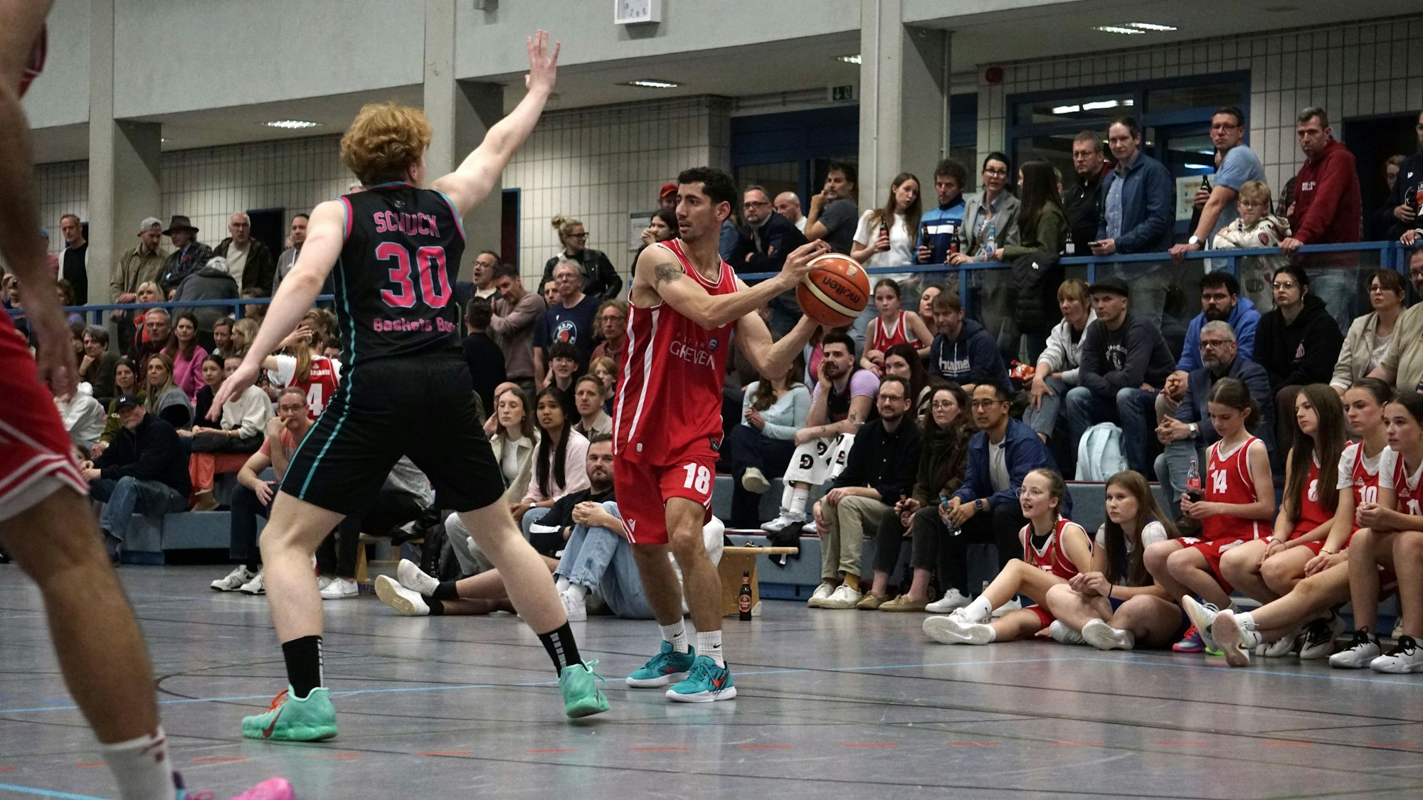 Nuno Fragueira hält den Ball in den Händen. Im Hintergrund die volle Tribüne in der Heinz-Gerlach-Halle.