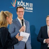 Ministerpräsident Hendrik Wüst (M) (CDU) steht mit dem Kölner Oberbürgermeister Torsten Burmester (SDP) im KölnTriangle Hochhaus zusammen.