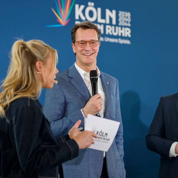 Ministerpräsident Hendrik Wüst (M) (CDU) steht mit dem Kölner Oberbürgermeister Torsten Burmester (SDP) im KölnTriangle Hochhaus zusammen.