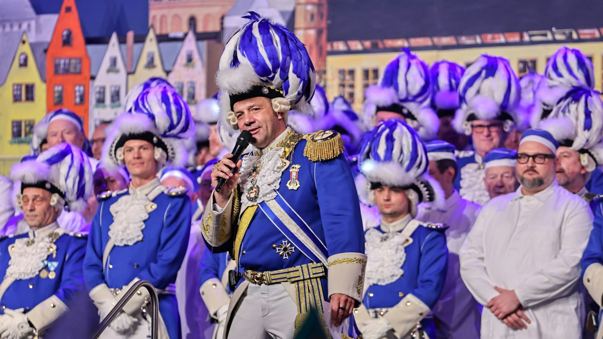 Björn Griesemann steht auf der Bühne.