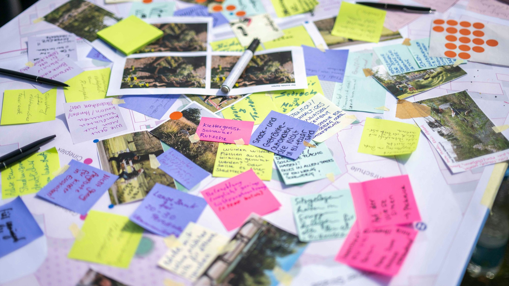 Das Bild zeigt viele farbige Klebezettel. Euskirchener haben ihre Wünsche und Ideen darauf verewigt.