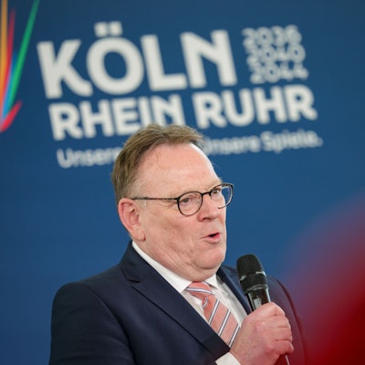 19.04.2026, Nordrhein-Westfalen, Köln: Torsten Burmester (SPD), Oberbürgermeister der Stadt Köln, spricht auf der Bühne am Wahlabend in Köln.