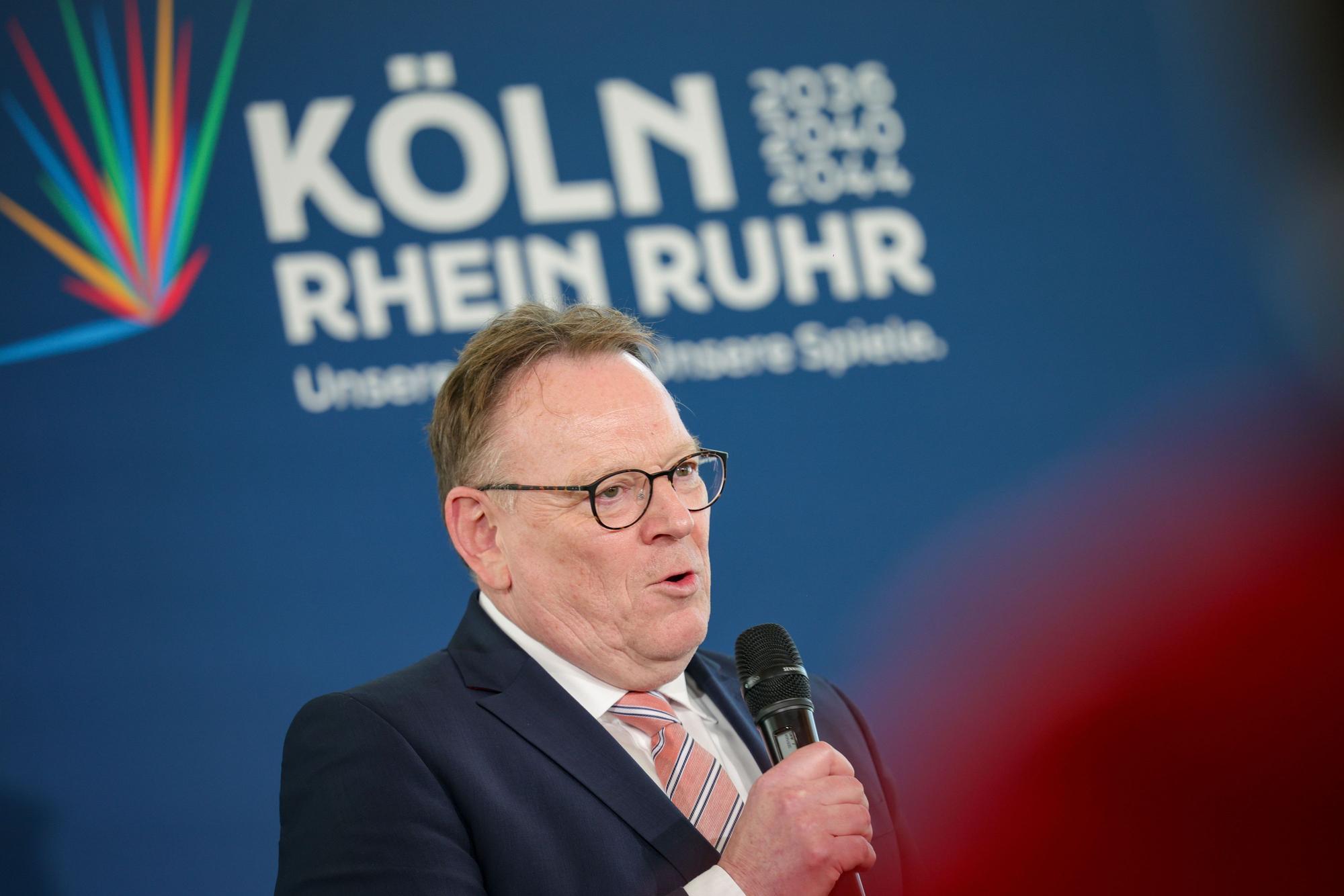 19.04.2026, Nordrhein-Westfalen, Köln: Torsten Burmester (SPD), Oberbürgermeister der Stadt Köln, spricht auf der Bühne am Wahlabend in Köln.