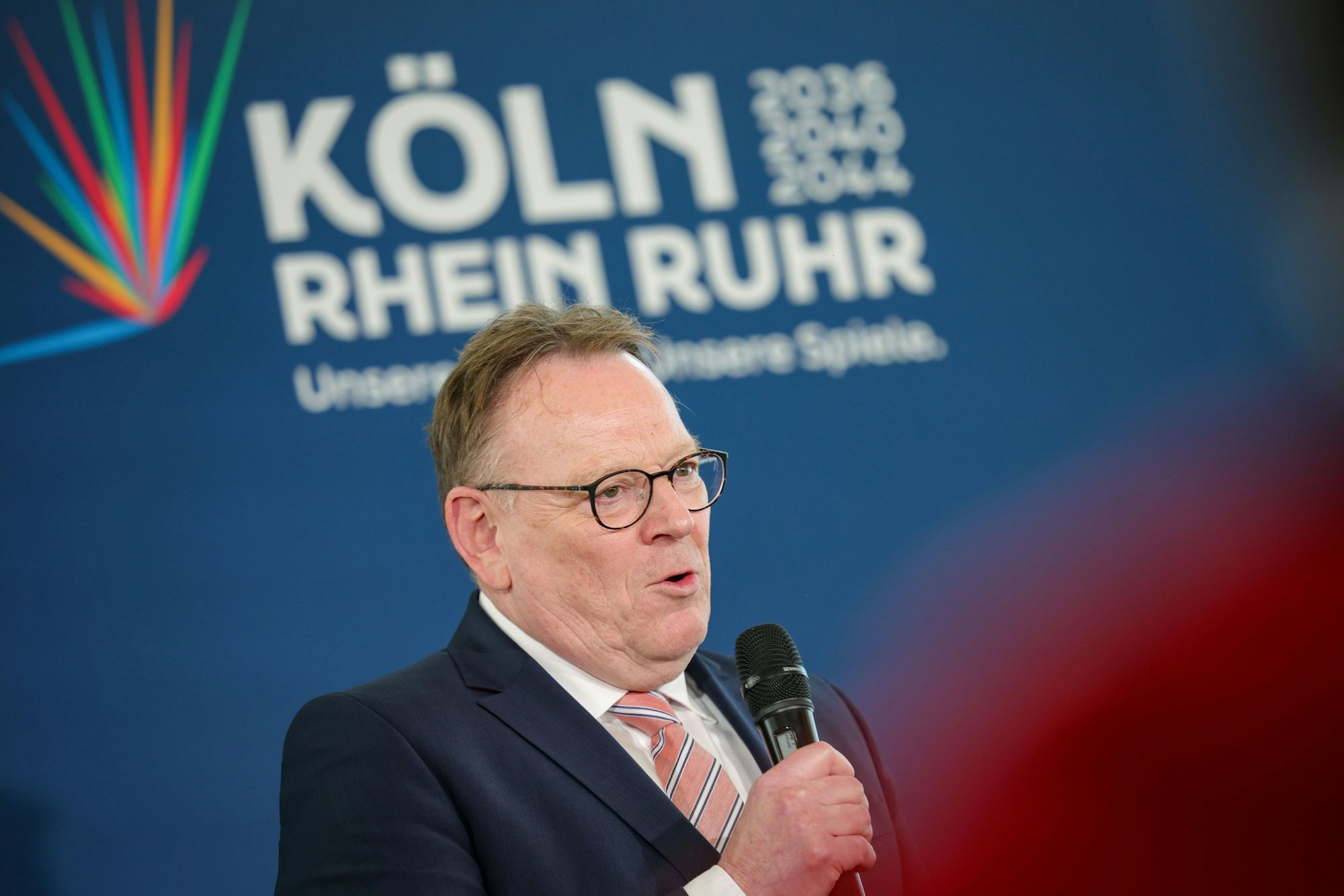 19.04.2026, Nordrhein-Westfalen, Köln: Torsten Burmester (SPD), Oberbürgermeister der Stadt Köln, spricht auf der Bühne am Wahlabend in Köln.