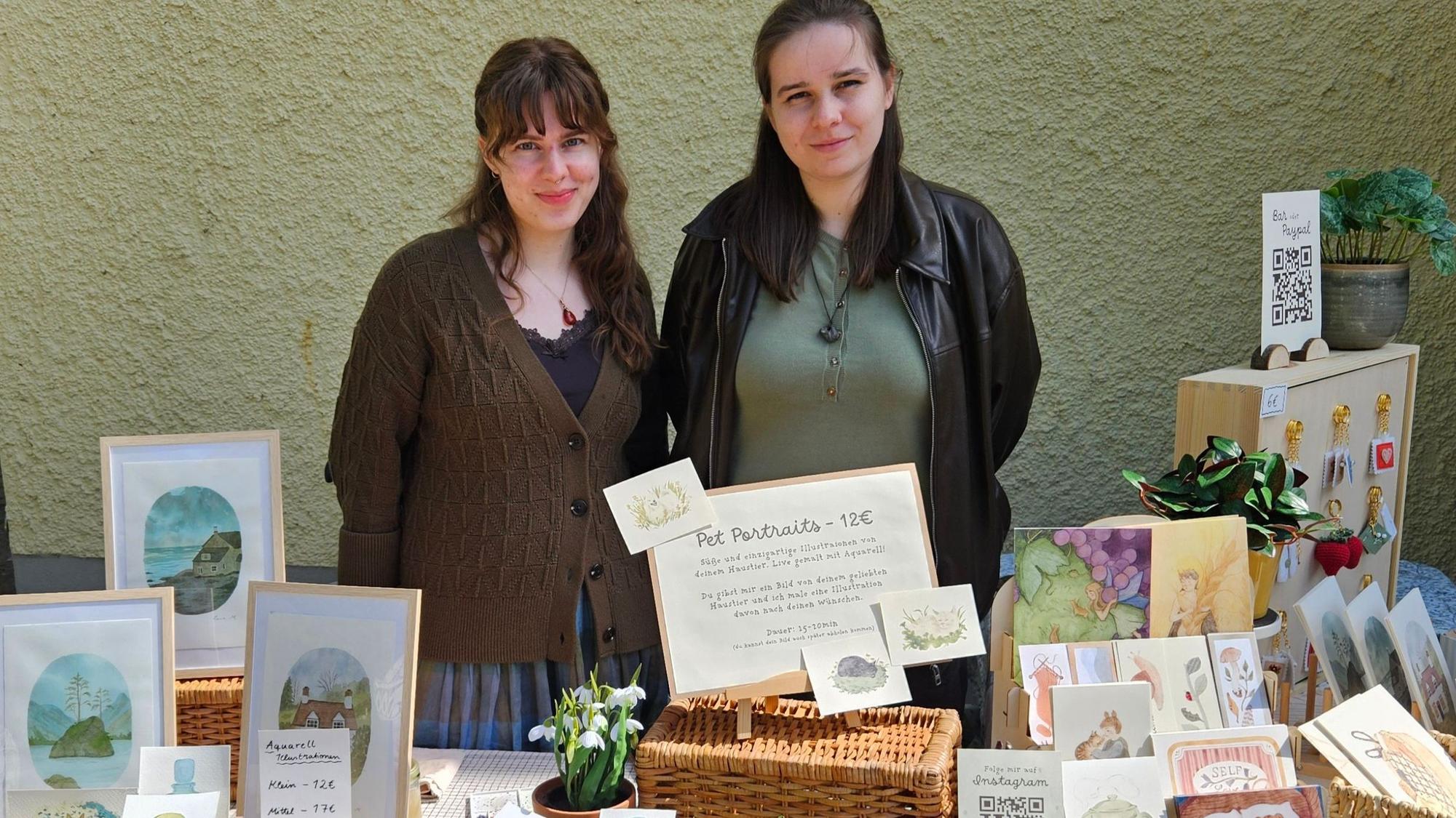 Zwei Frauen stehen hinter der Theke des Stands.