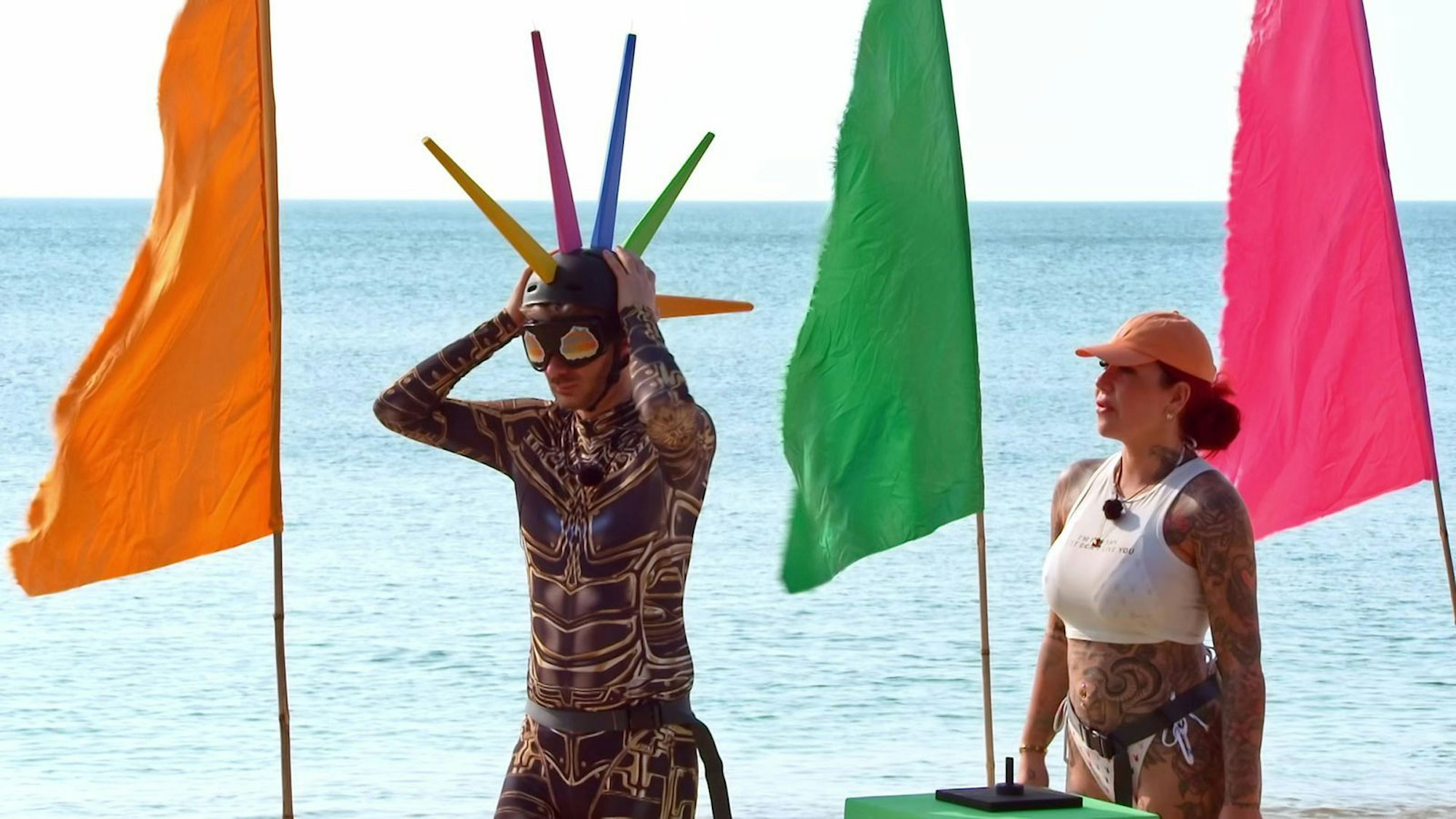 Unterstützt von BFF Kate (rechts) kann Sam sich beim Safety-Spiel vor einer Nominierung retten. (Bild: RTLZWEI)