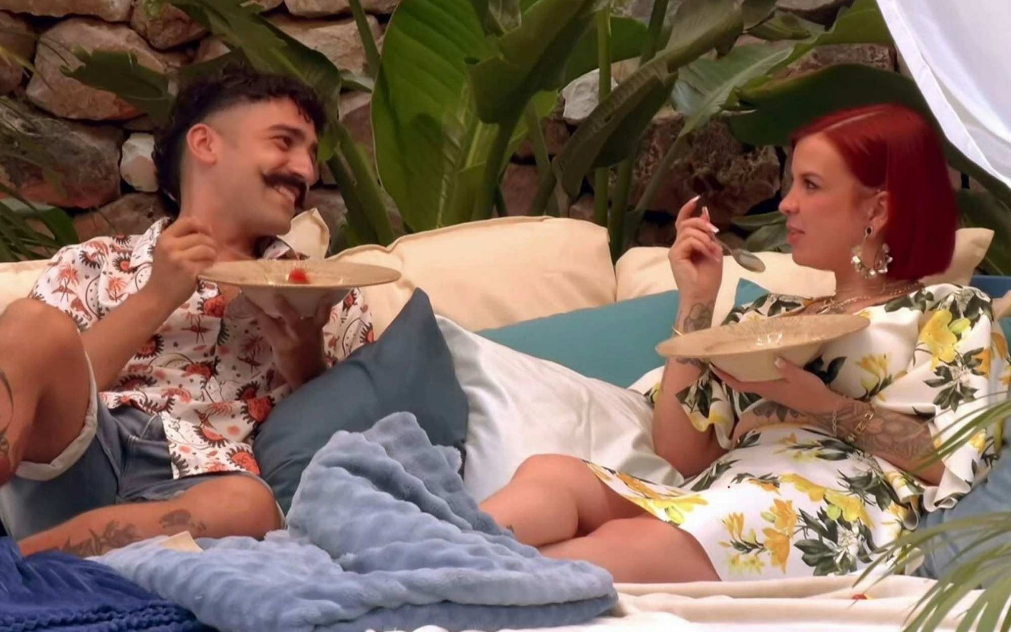 Das Date zwischen Yoel und Denise endet am Hotelpool. (Bild: RTL)