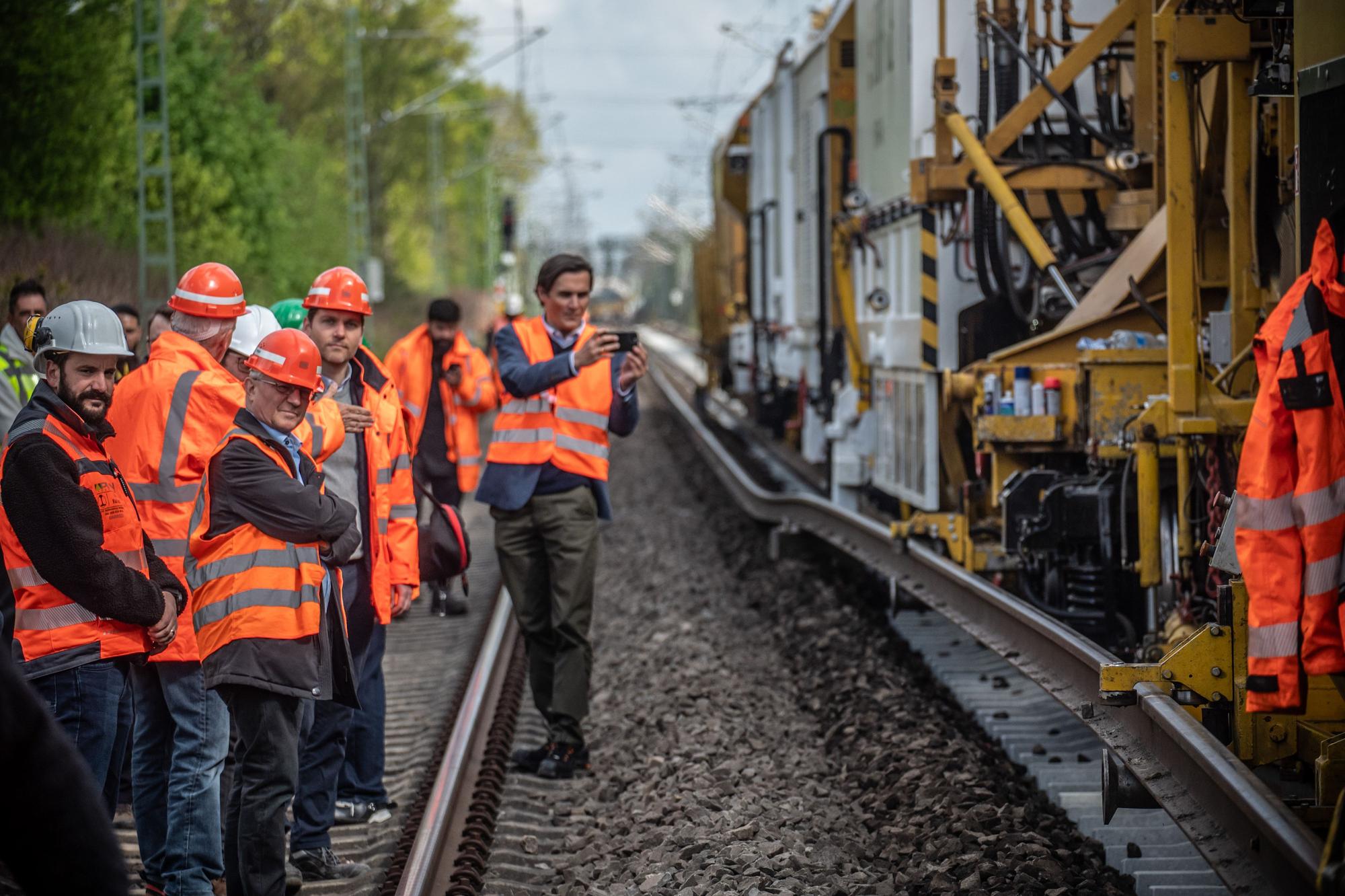 Gleisumbauzug auf der Strecke Köln–Wuppertal–Hagen bei Manfort, Besuch Oliver Krischer, Umweltminister NRW. Bild: Ralf Krieger