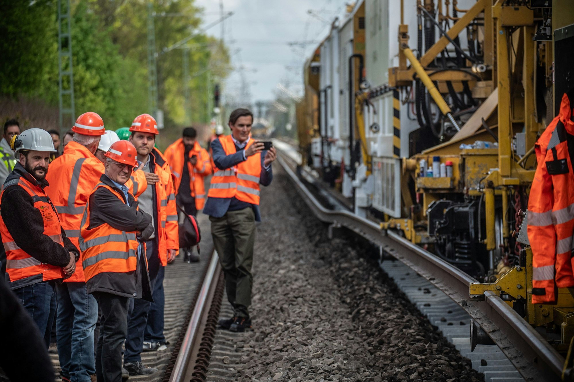 Gleisumbauzug auf der Strecke Köln–Wuppertal–Hagen bei Manfort, Besuch Oliver Krischer, Umweltminister NRW. Bild: Ralf Krieger