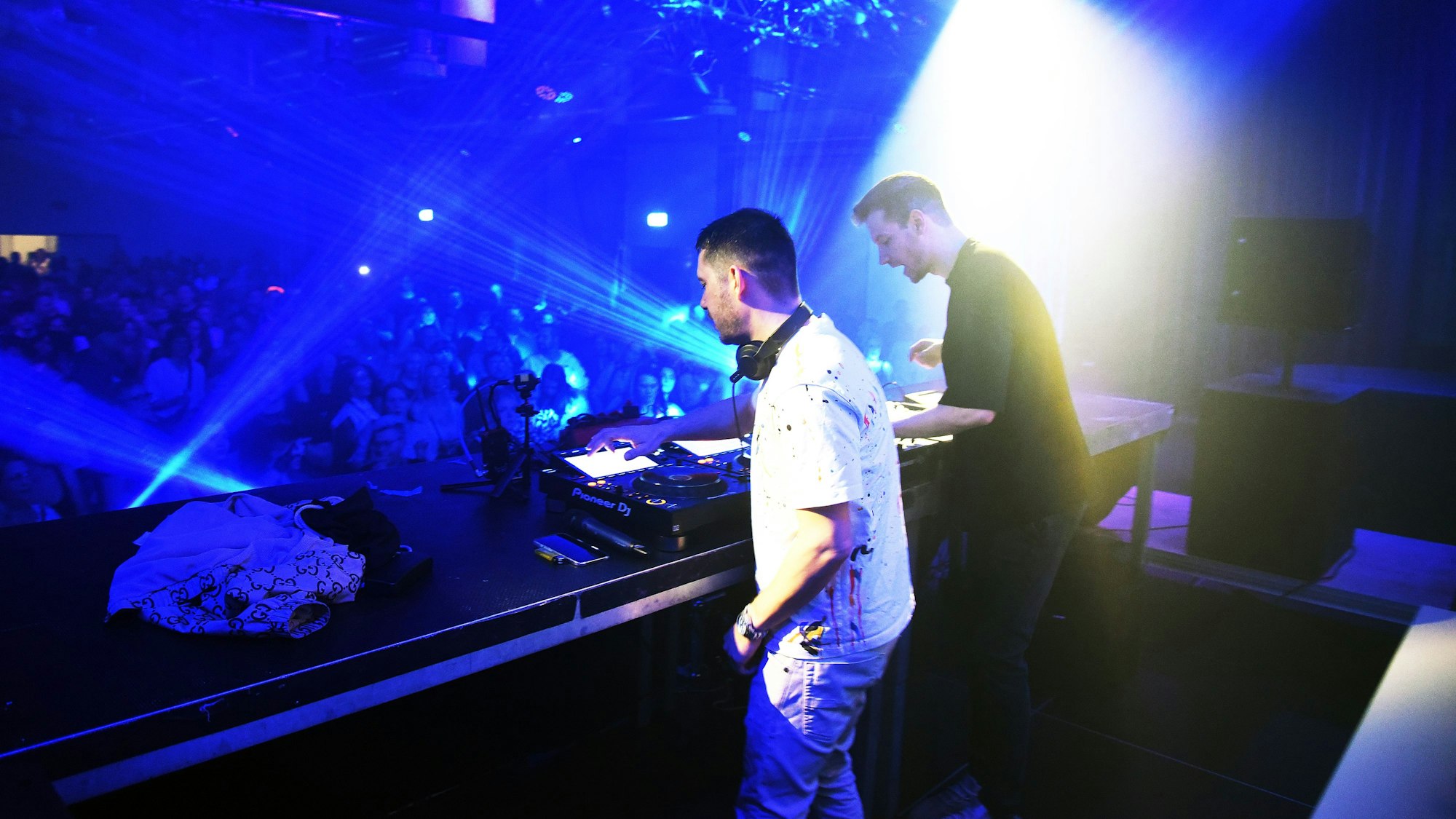 Oliver Helmert und Nico Wendel stehen am DJ-Pult in der Drahtzieherei.