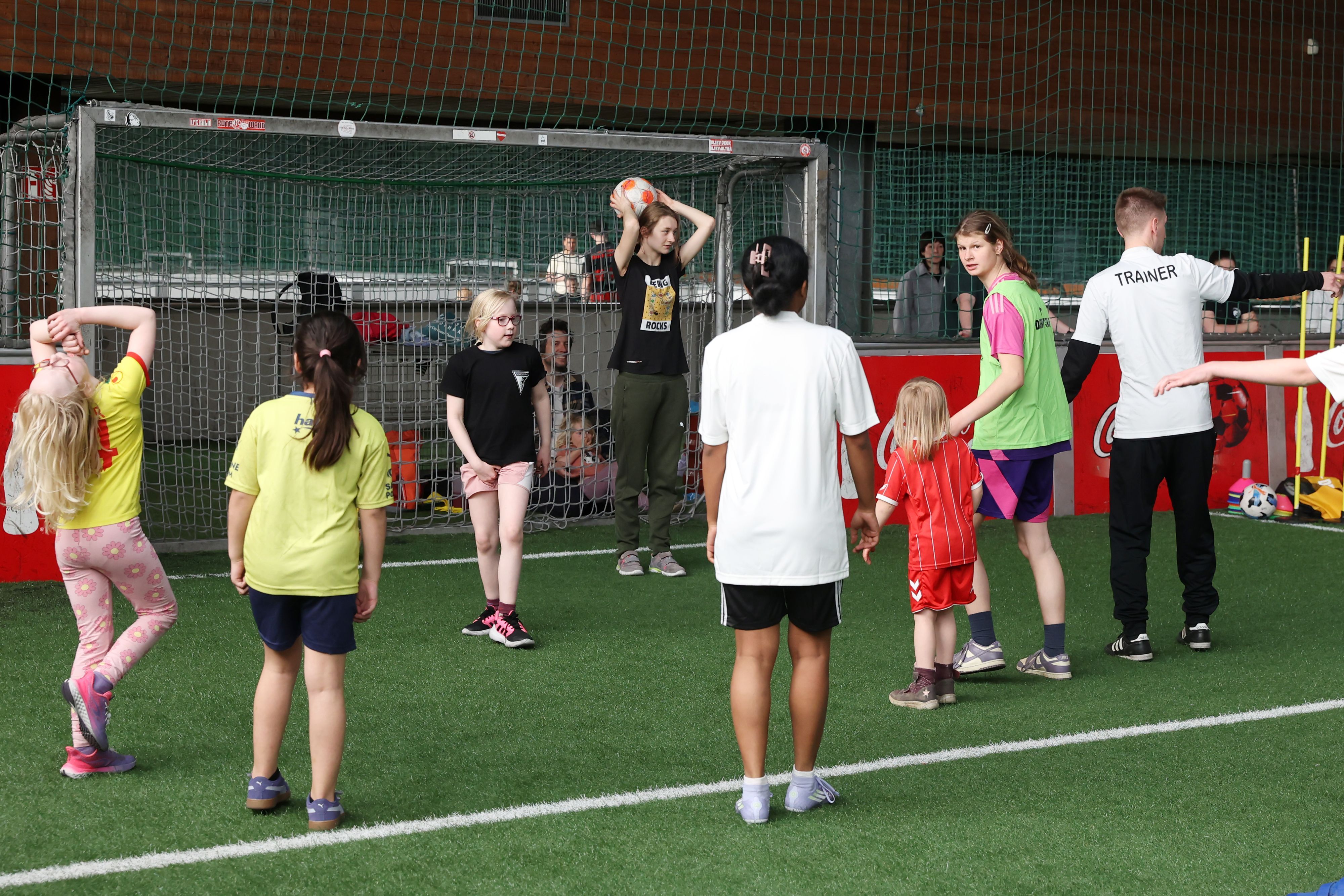 17.04.2026: Köln: Kölns Sportperson des Jahres Tobias Gemein eröffnet am Freitag die erste inklusive Mädchenmannschaft in Köln. Soccer World. Foto: Martina Goyert