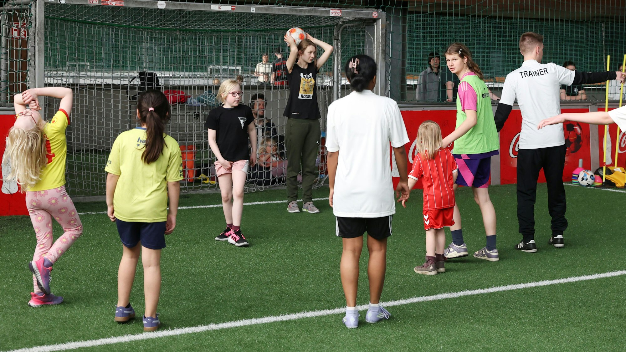 17.04.2026: Köln: Kölns Sportperson des Jahres Tobias Gemein eröffnet am Freitag die erste inklusive Mädchenmannschaft in Köln. Soccer World. Foto: Martina Goyert
