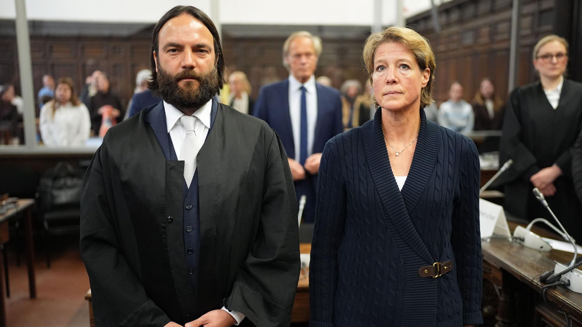 Christina Block (r), deutsche Gastronomin und Unternehmerin, Anwalt Ingo Bott (l), Verteidiger von Block, Gerhard Delling (hinten M), ehemaliger Fernsehmoderator und Sportjournalist,