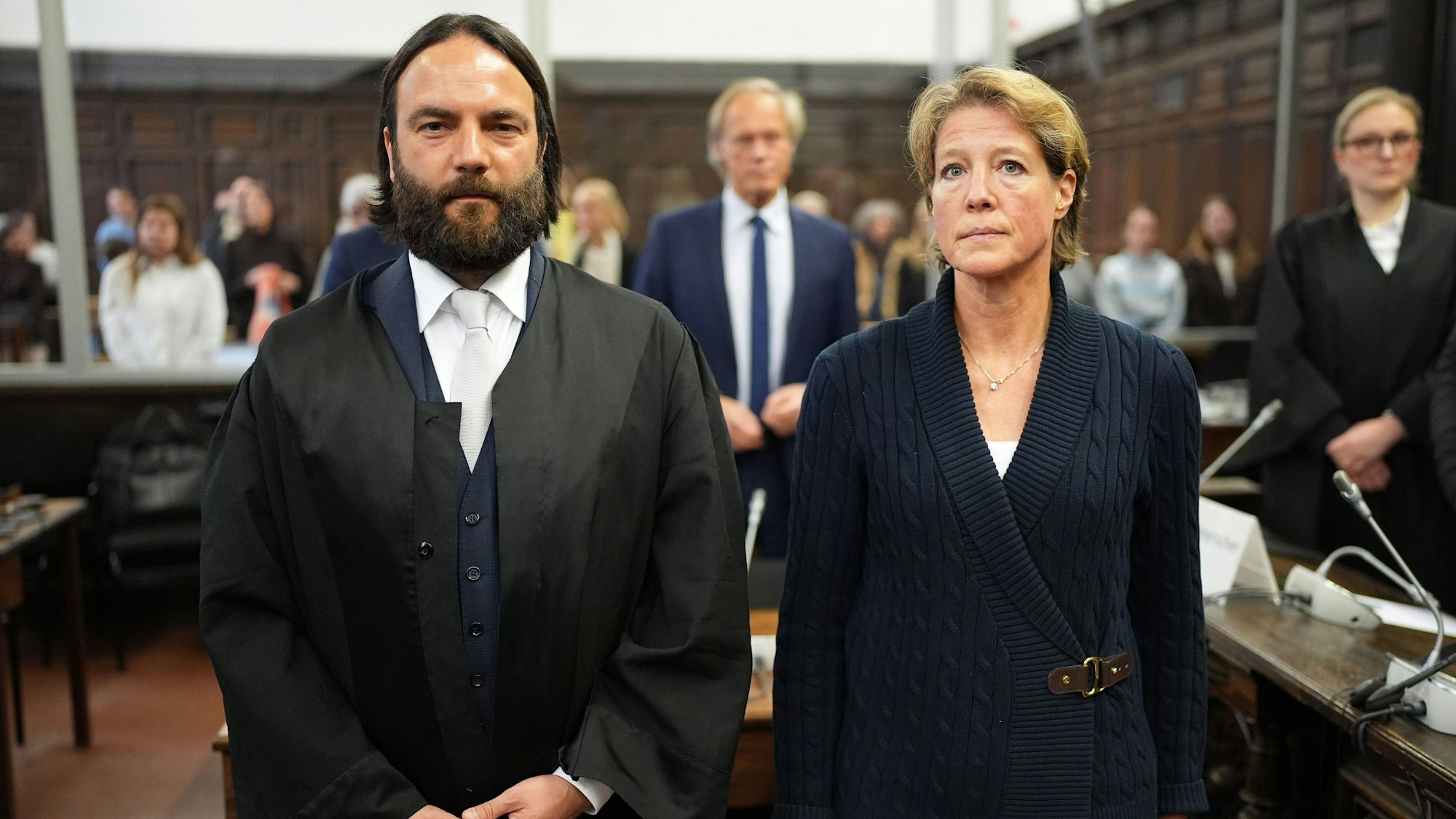 Christina Block (r), deutsche Gastronomin und Unternehmerin, Anwalt Ingo Bott (l), Verteidiger von Block, Gerhard Delling (hinten M), ehemaliger Fernsehmoderator und Sportjournalist,