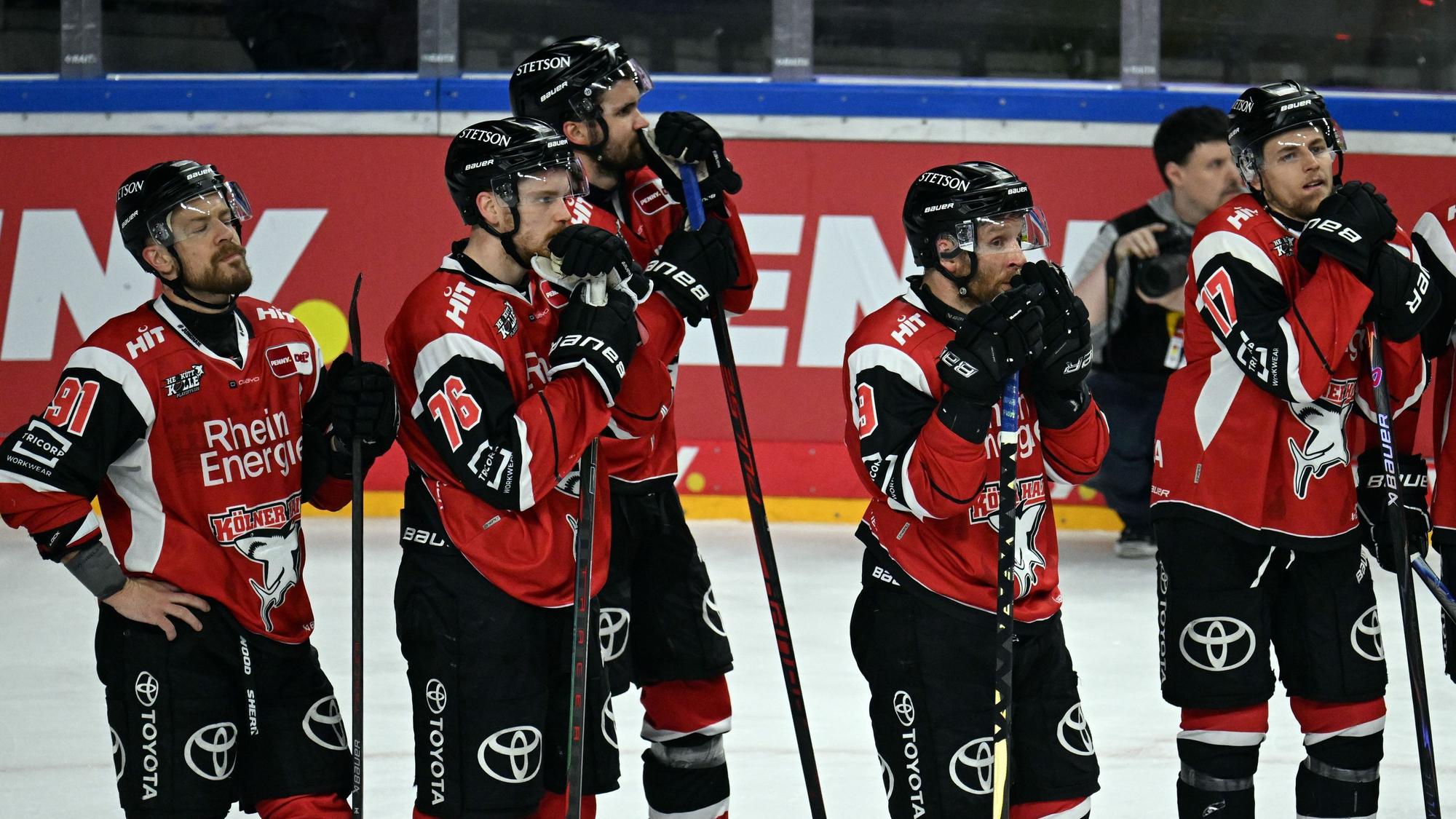 Die Spieler der Kölner Haie stehen nach dem Spiel auf dem Eis.