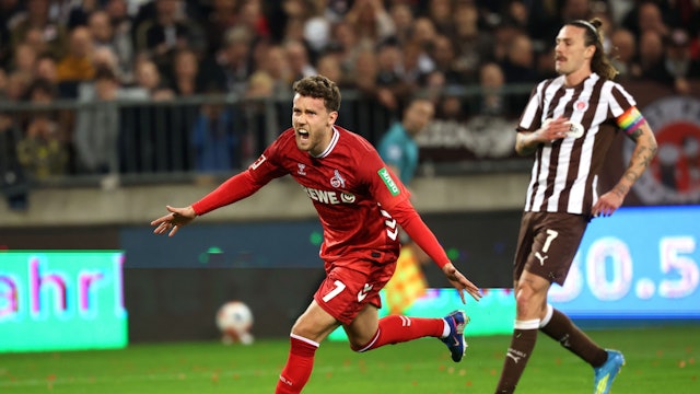 17.04.2026, Hamburg: Fußball, Männer: Bundesliga, FC St. Pauli - 1. FC Köln, 30. Spieltag, Millerntor-Stadion. Luca Waldschmidt (l, 1. FC Köln) jubelt nach einem 1:1 Ausgleichstreffer, während Jackson Irvine (FC. St. Pauli) zusieht. Foto: Christian Charisius/dpa - WICHTIGER HINWEIS: Gemäß den Vorgaben der DFL Deutsche Fußball Liga bzw. des DFB Deutscher Fußball-Bund ist es untersagt, in dem Stadion und/oder vom Spiel angefertigte Fotoaufnahmen in Form von Sequenzbildern und/oder videoähnlichen Fotostrecken zu verwerten bzw. verwerten zu lassen. +++ dpa-Bildfunk +++