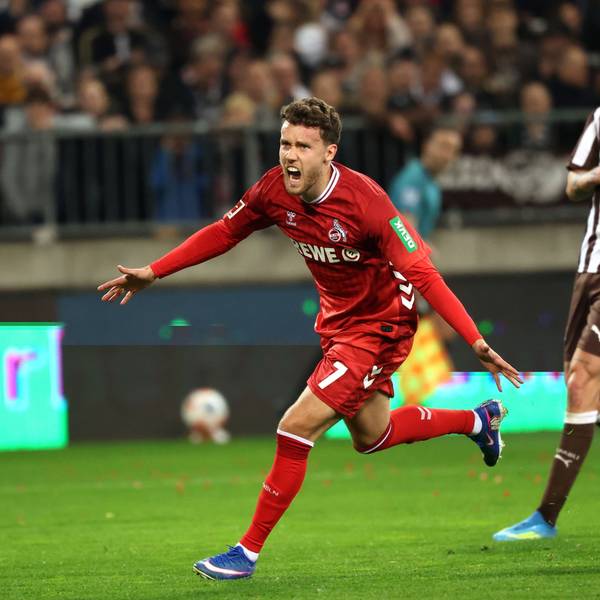17.04.2026, Hamburg: Fußball, Männer: Bundesliga, FC St. Pauli - 1. FC Köln, 30. Spieltag, Millerntor-Stadion. Luca Waldschmidt (l, 1. FC Köln) jubelt nach einem 1:1 Ausgleichstreffer, während Jackson Irvine (FC. St. Pauli) zusieht. Foto: Christian Charisius/dpa - WICHTIGER HINWEIS: Gemäß den Vorgaben der DFL Deutsche Fußball Liga bzw. des DFB Deutscher Fußball-Bund ist es untersagt, in dem Stadion und/oder vom Spiel angefertigte Fotoaufnahmen in Form von Sequenzbildern und/oder videoähnlichen Fotostrecken zu verwerten bzw. verwerten zu lassen. +++ dpa-Bildfunk +++