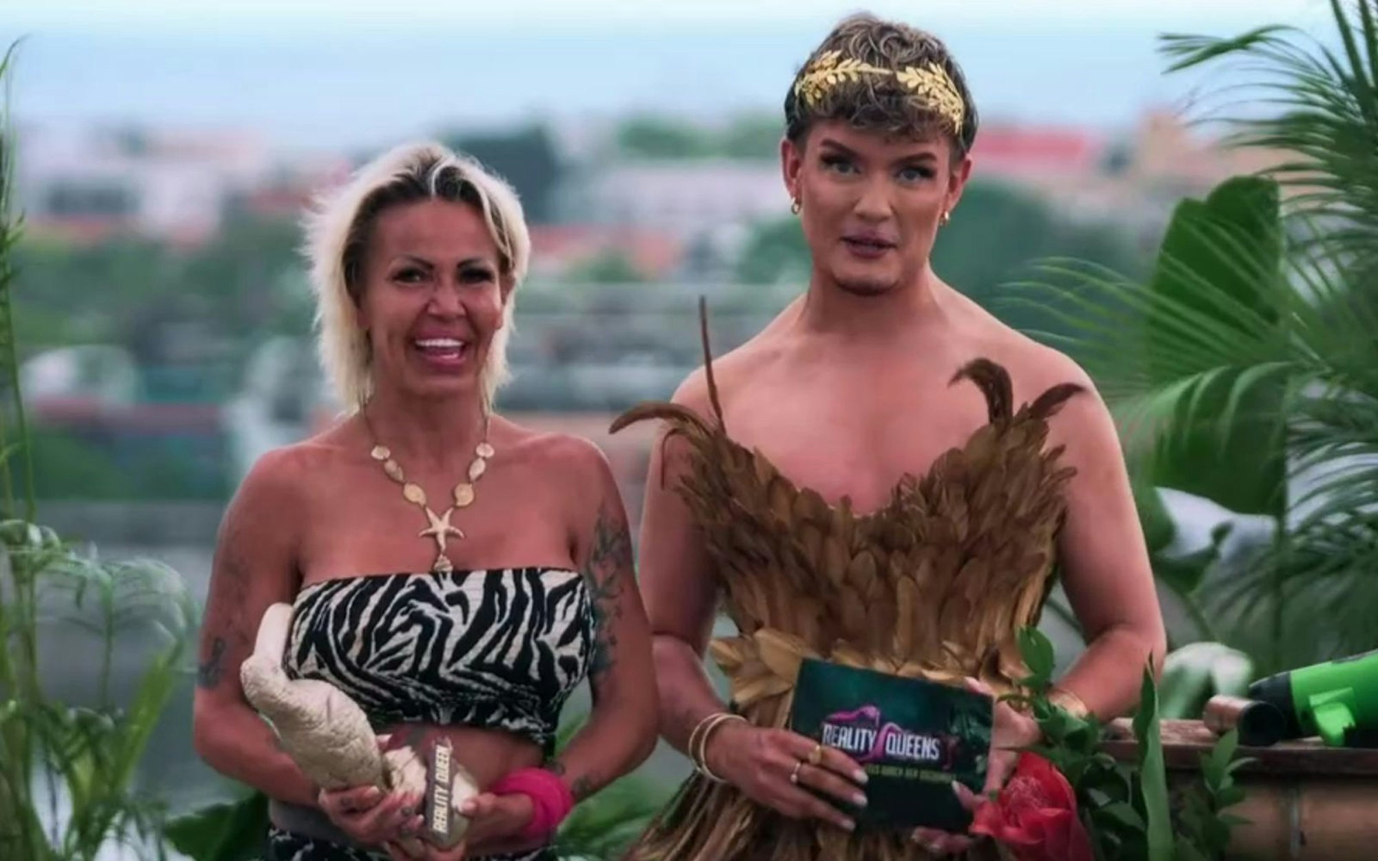 Moderator Twenty4Tim krönte am Ende Ginger Costello-Wollersheim zur „Reality Queen“. (Bild: RTL)