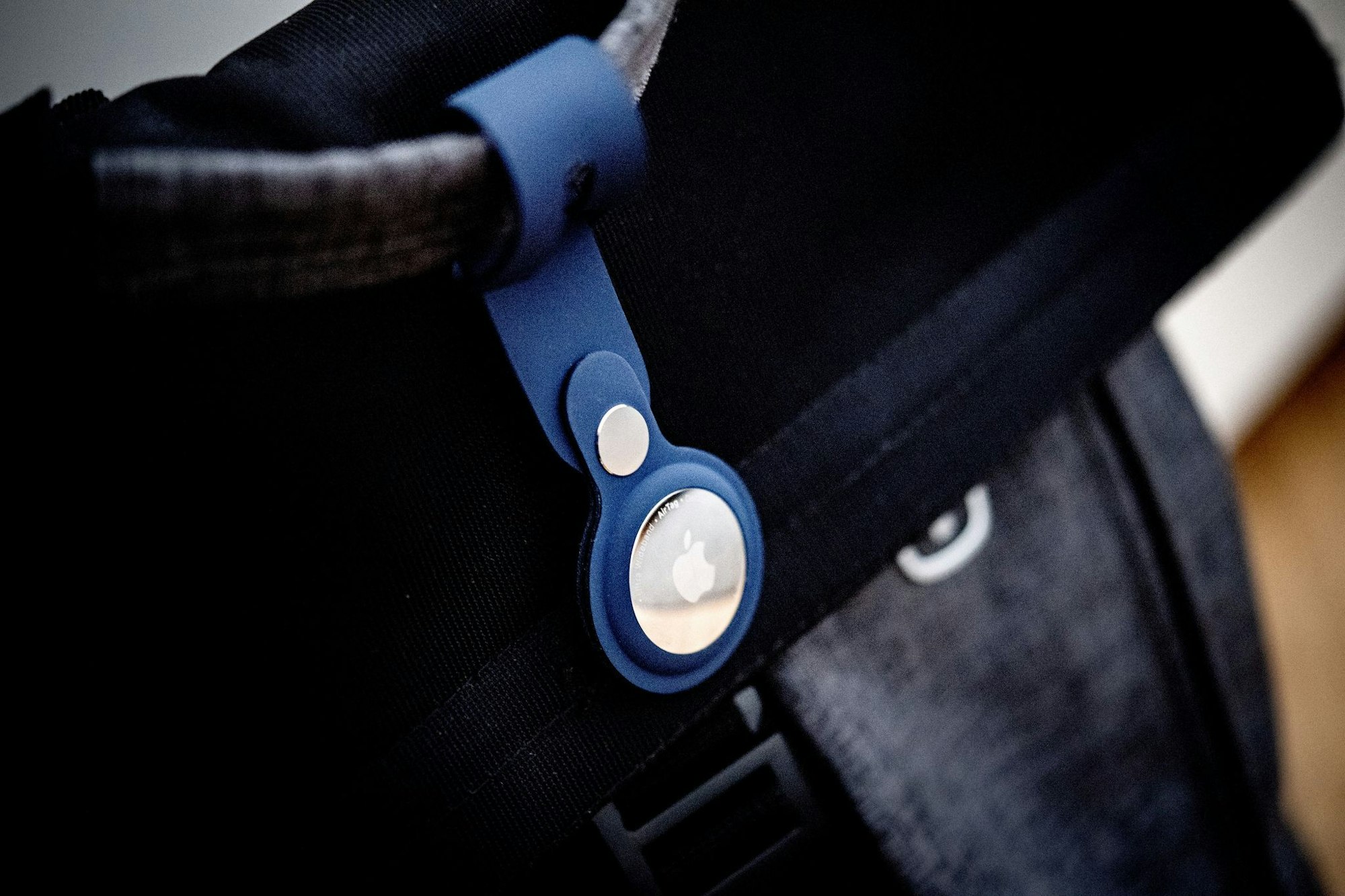 Ein Tracker an einem Rucksack