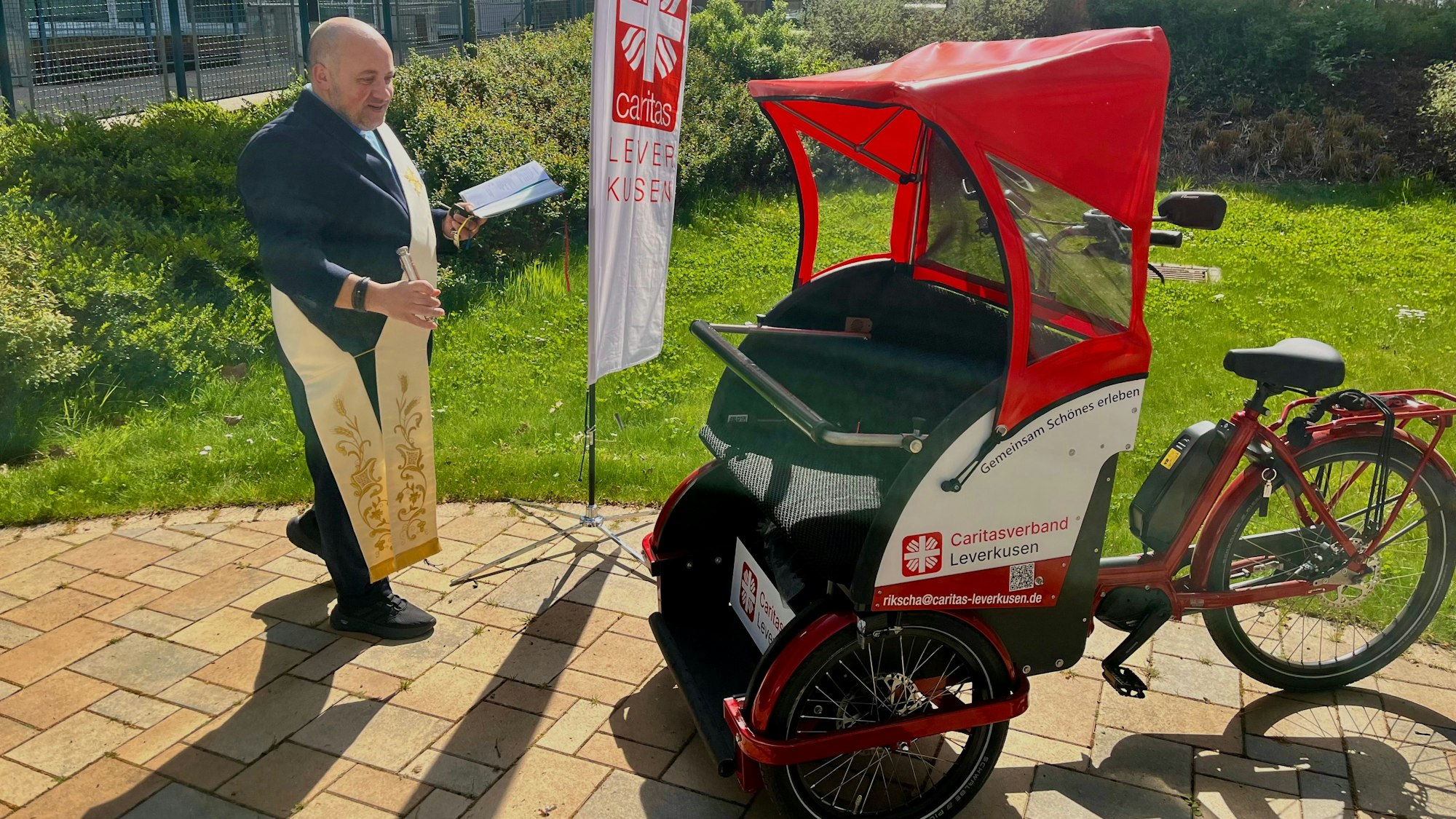 Diakon Toni Rizza segnet das Gefährt für unfallfreie Fahrten.