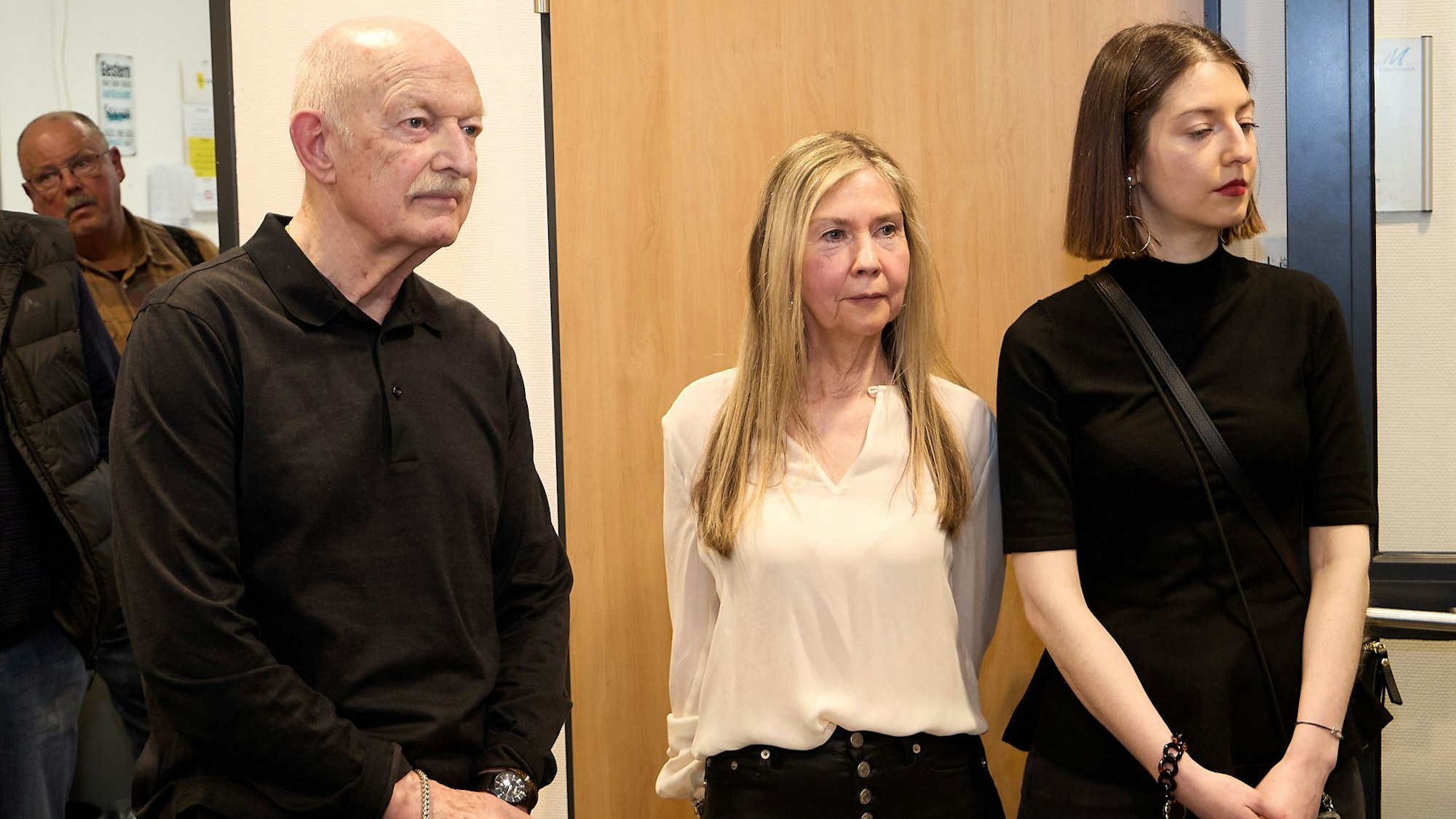 Tom Krey, seine Frau und seine Tochter stehen nebeneinander.